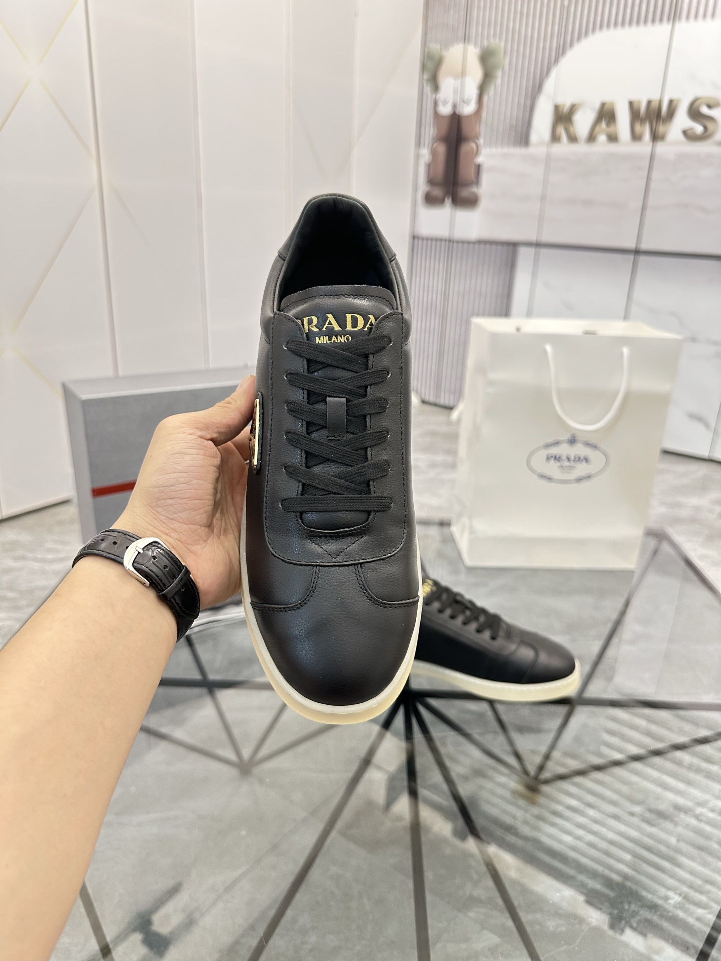 Precio de venta: P250 Artículos de gama alta y calidad superiorMarca: Prada *"Prada*" lowtop loafers