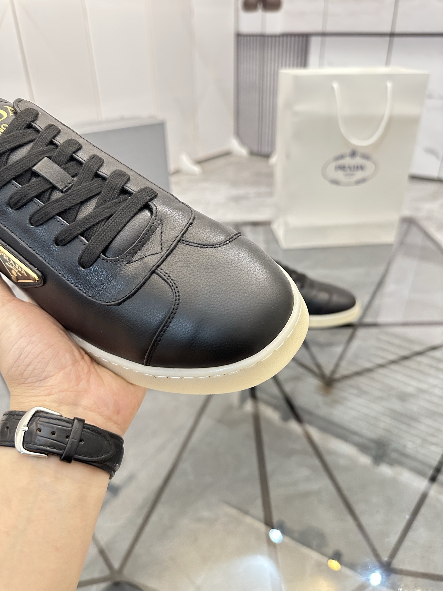 Precio de venta: P250 Artículos de gama alta y calidad superiorMarca: Prada *"Prada*" lowtop loafers