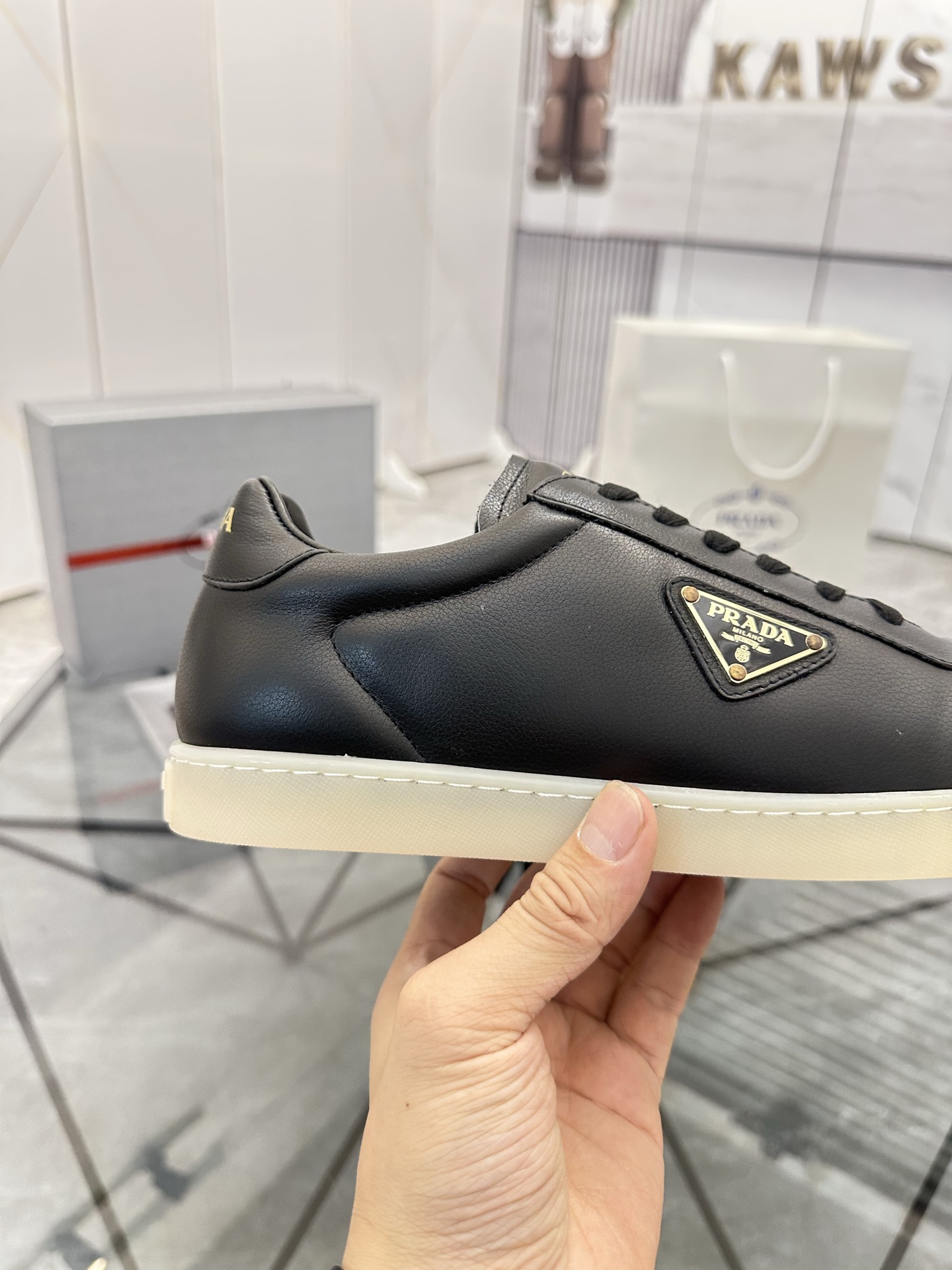 Precio de venta: P250 Artículos de gama alta y calidad superiorMarca: Prada *"Prada*" lowtop loafers