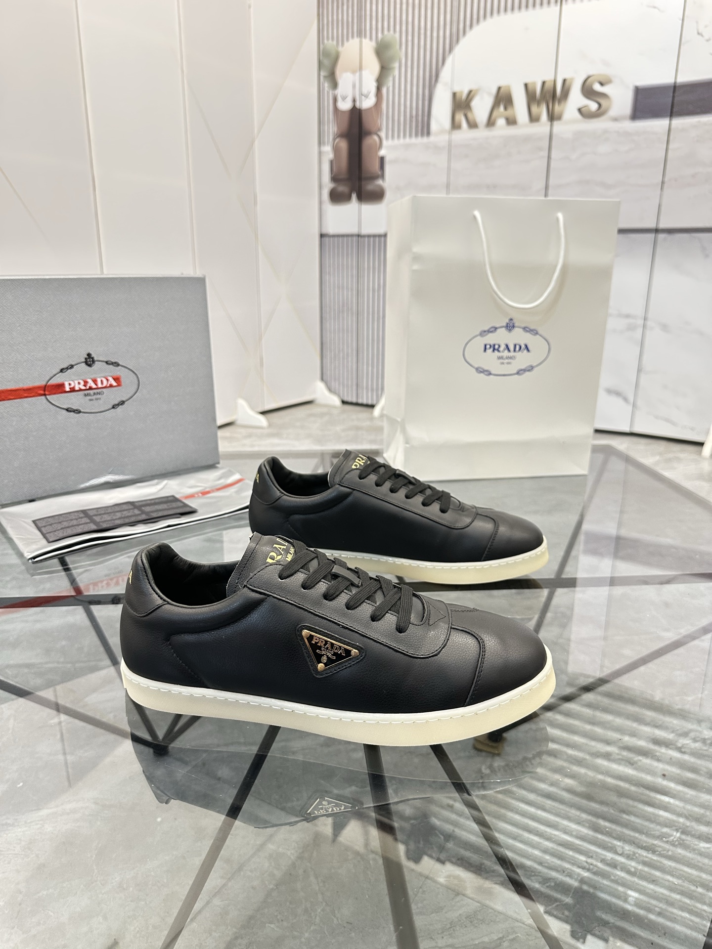 Precio de venta: P250 Artículos de gama alta y calidad superiorMarca: Prada *"Prada*" lowtop loafers