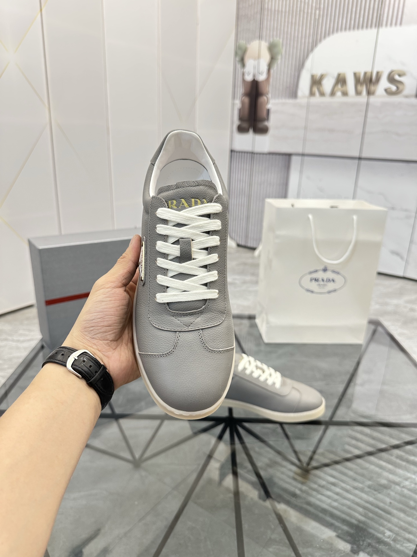 Precio de venta: P250 Artículos de gama alta y calidad superiorMarca: Prada *"Prada*" lowtop loafers