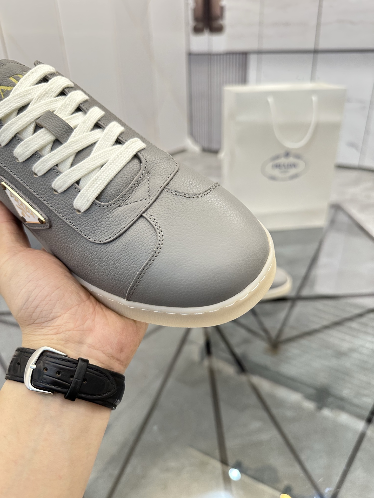 Precio de venta: P250 Artículos de gama alta y calidad superiorMarca: Prada *"Prada*" lowtop loafers