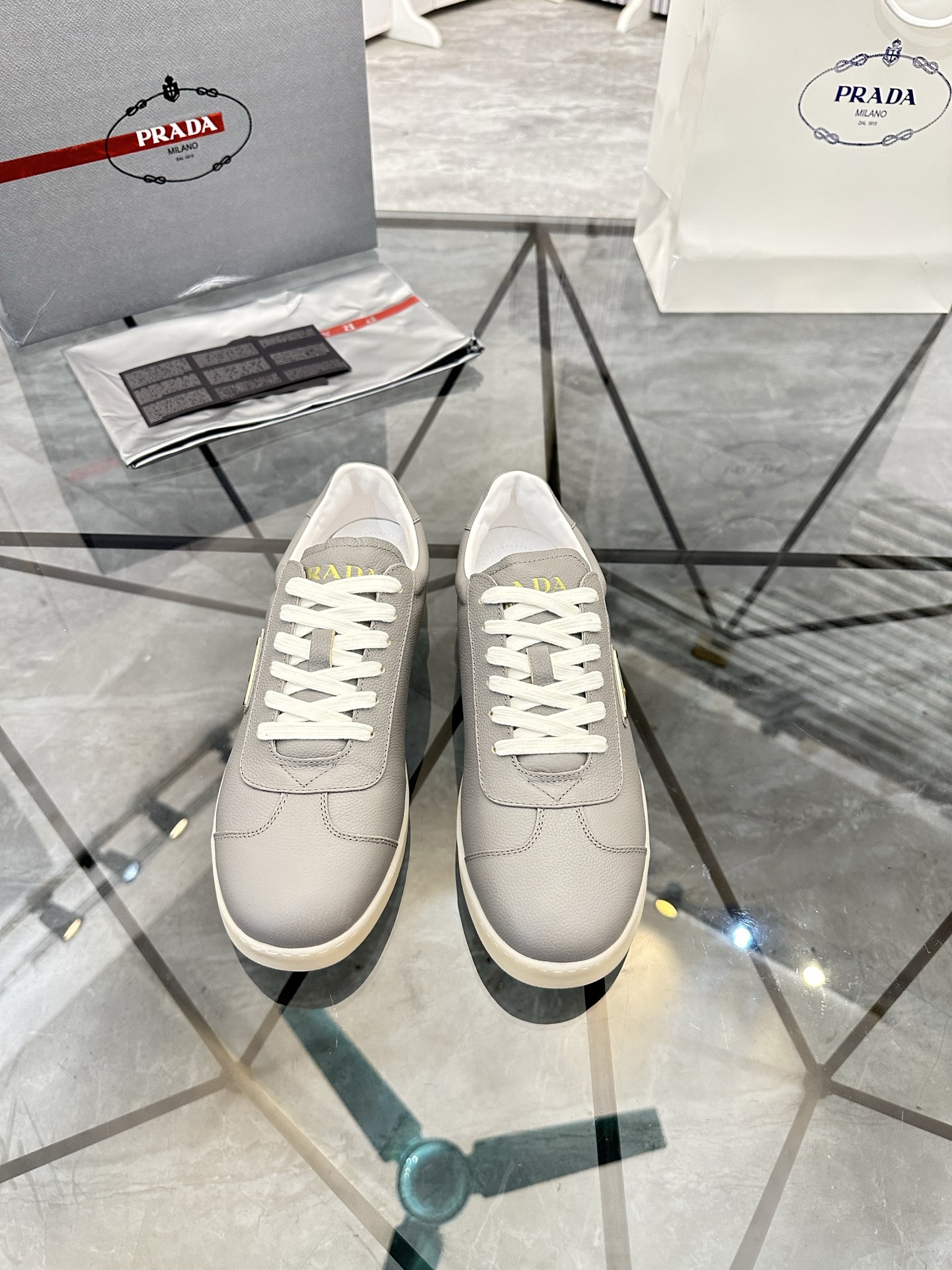 Precio de venta: P250 Artículos de gama alta y calidad superiorMarca: Prada *"Prada*" lowtop loafers