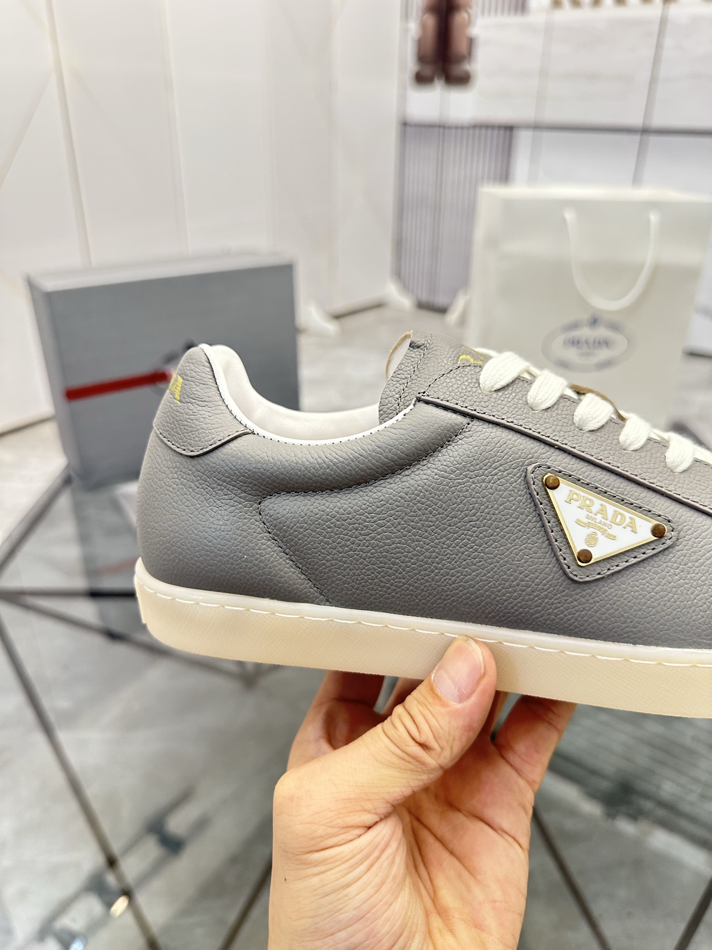 Precio de venta: P250 Artículos de gama alta y calidad superiorMarca: Prada *"Prada*" lowtop loafers