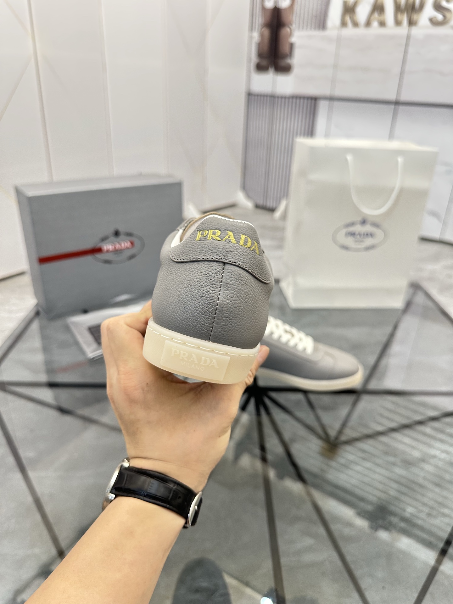 Precio de venta: P250 Artículos de gama alta y calidad superiorMarca: Prada *"Prada*" lowtop loafers