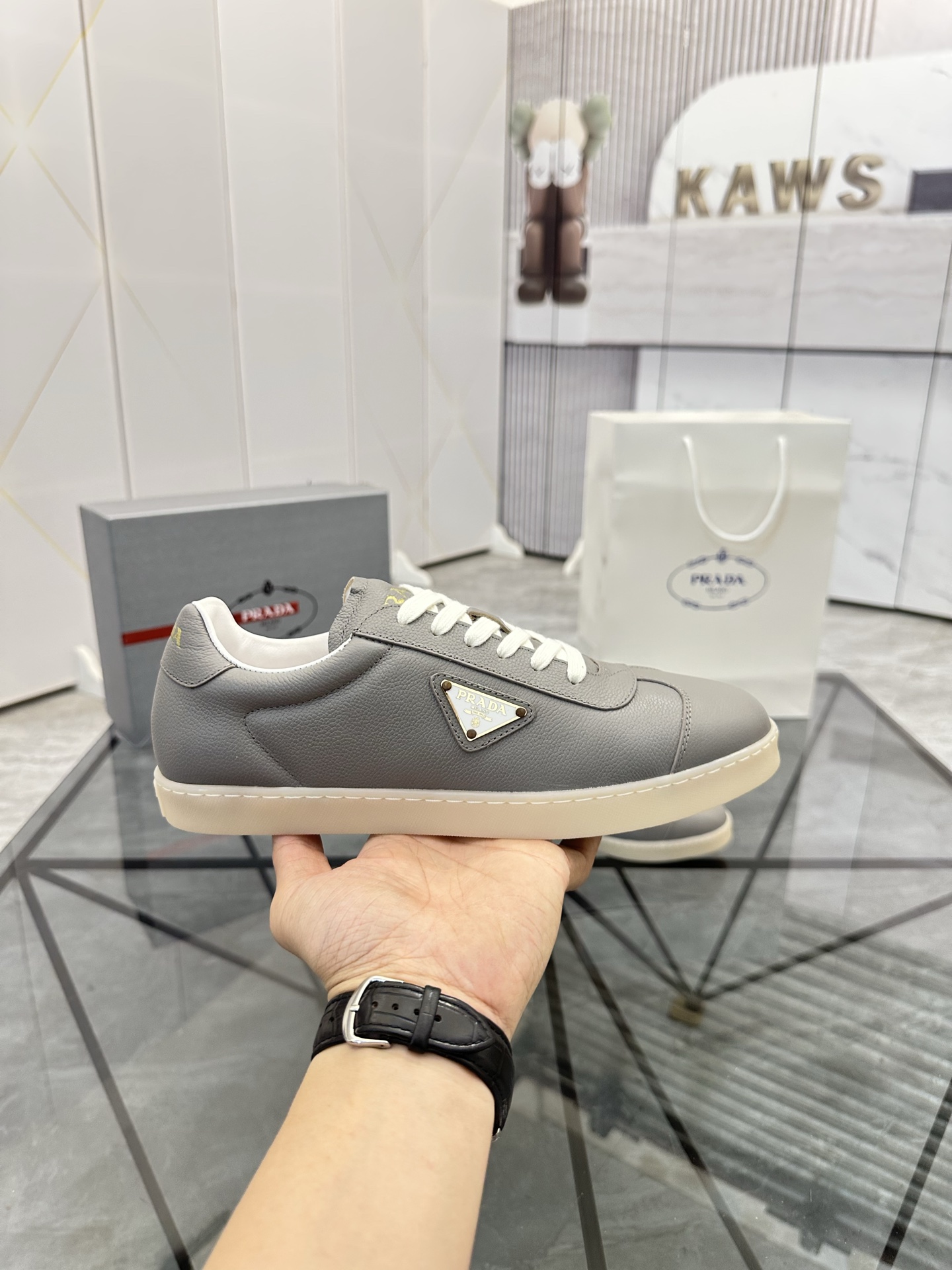 Precio de venta: P250 Artículos de gama alta y calidad superiorMarca: Prada *"Prada*" lowtop loafers