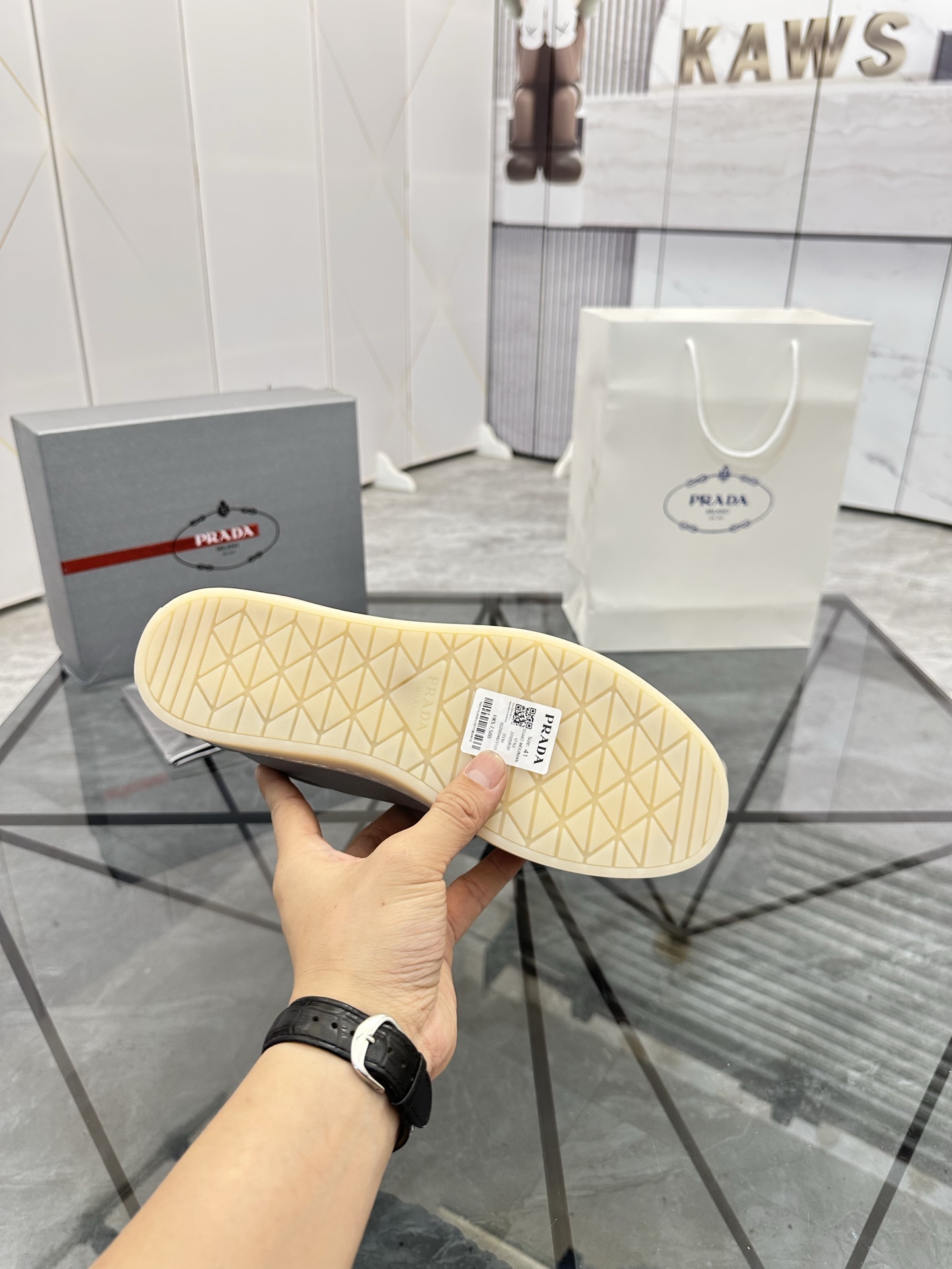Precio de venta: P250 Artículos de gama alta y calidad superiorMarca: Prada *"Prada*" lowtop loafers