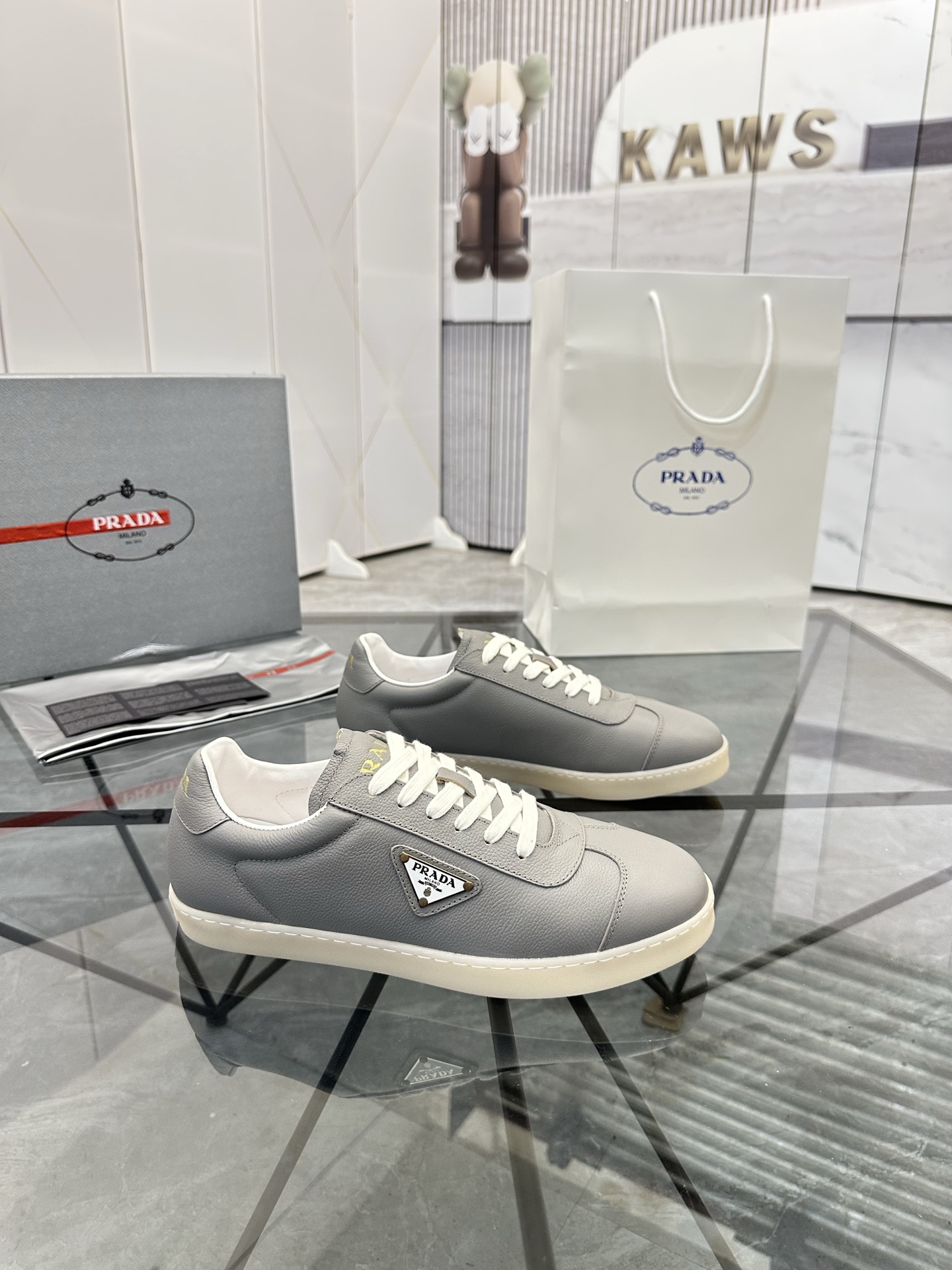 Precio de venta: P250 Artículos de gama alta y calidad superiorMarca: Prada *"Prada*" lowtop loafers