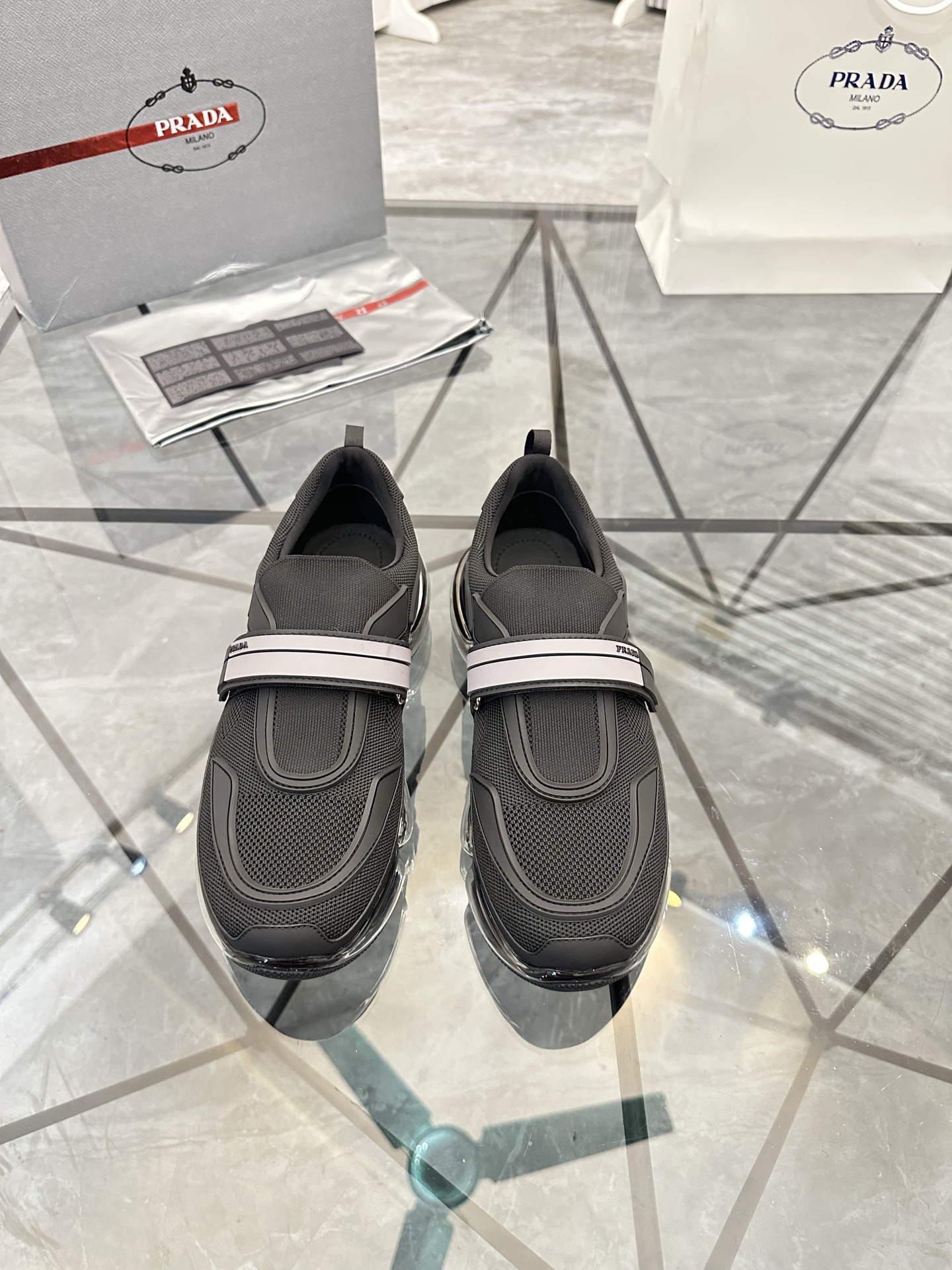 Precio de venta: P310 Calidad superior de gama altaMarca: Prada *"Prada*" lowtop loafersMarcas: 38-4