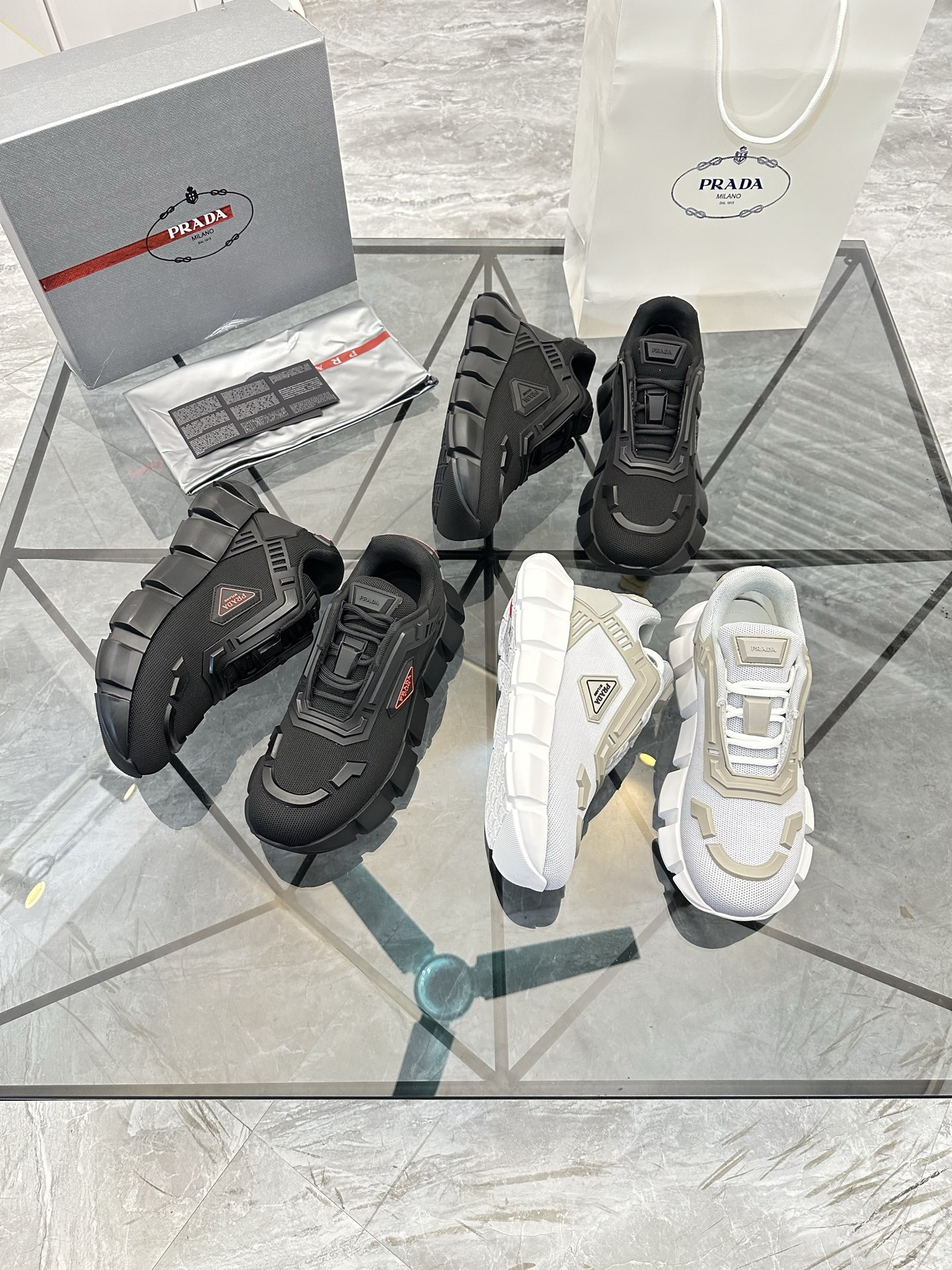 Precio de venta: P270 Artículos de alta gama y máxima calidadMarca: Prada *"Prada*" low-top loafersT