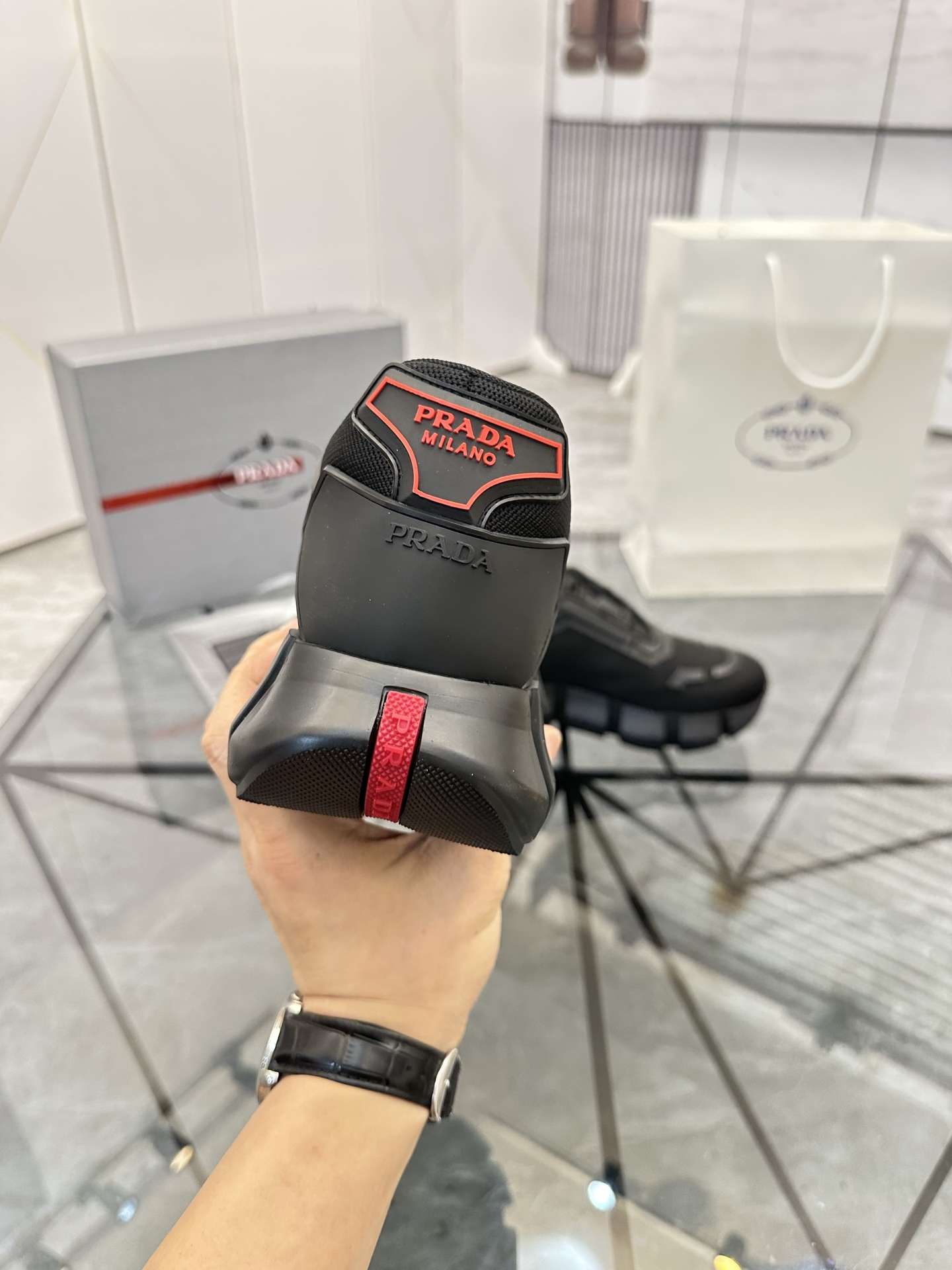 Precio de venta: P270 Artículos de alta gama y máxima calidadMarca: Prada *"Prada*" low-top loafersT
