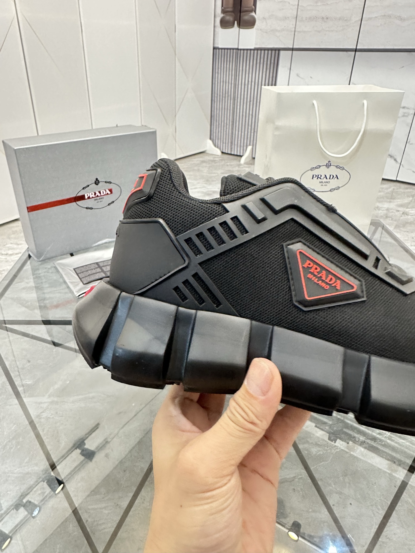 Precio de venta: P270 Artículos de alta gama y máxima calidadMarca: Prada *"Prada*" low-top loafersT