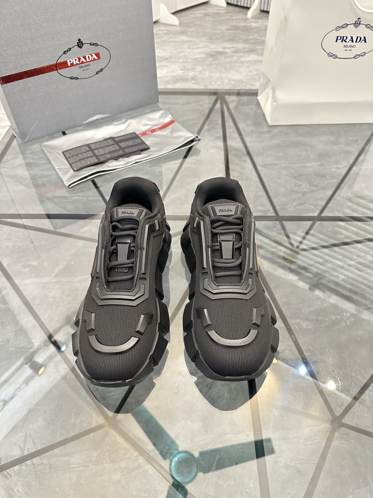 Precio de venta: P270 Artículos de alta gama y máxima calidadMarca: Prada *"Prada*" low-top loafersT