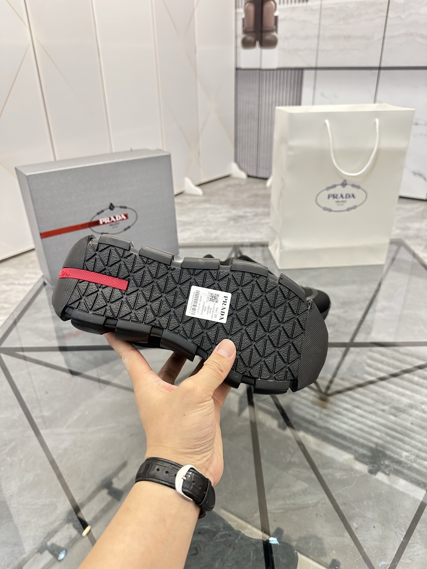 Precio de venta: P270 Artículos de alta gama y máxima calidadMarca: Prada *"Prada*" low-top loafersT