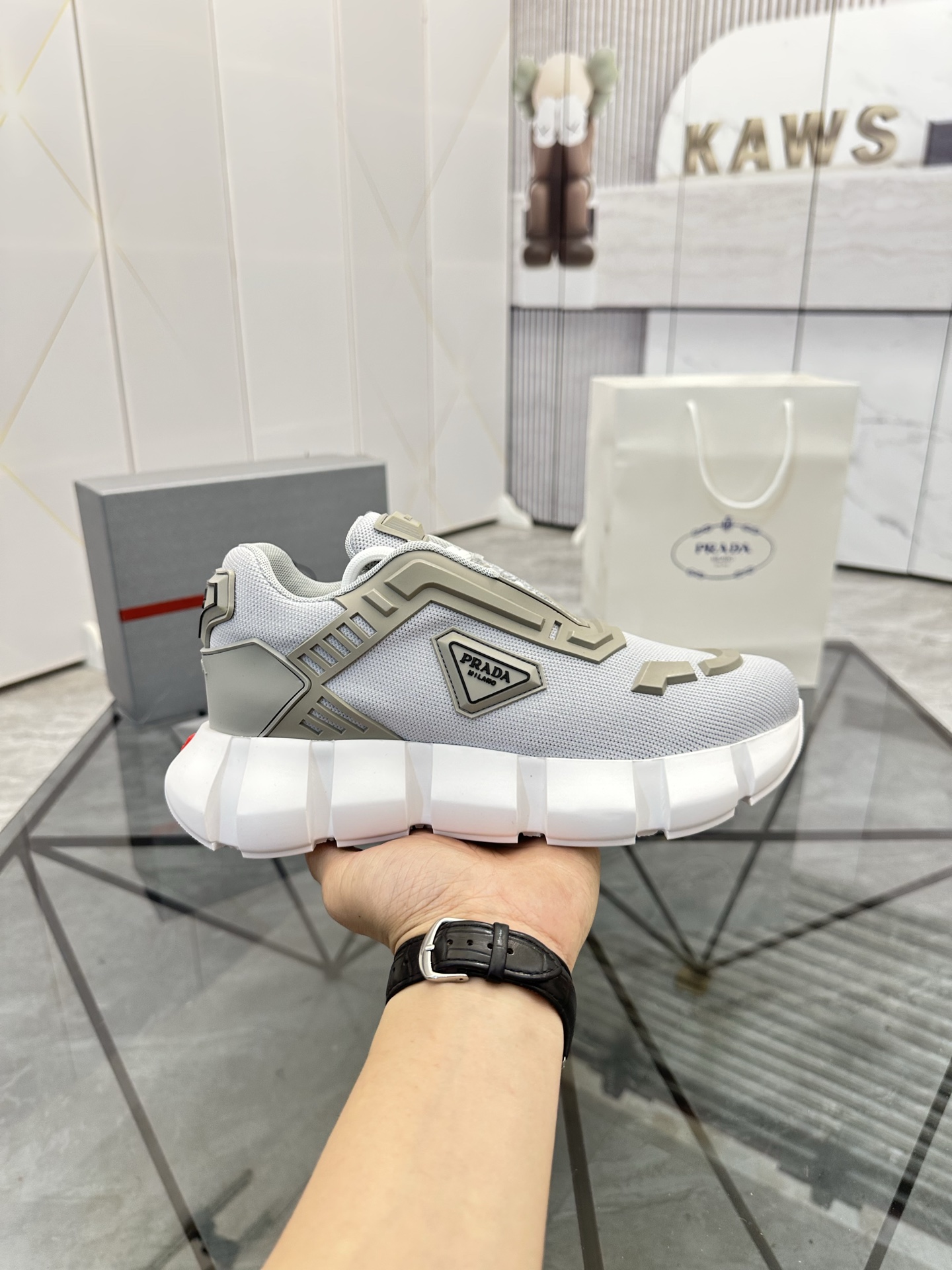Precio de venta: P270 Artículos de alta gama y máxima calidadMarca: Prada *"Prada*" low-top loafersT
