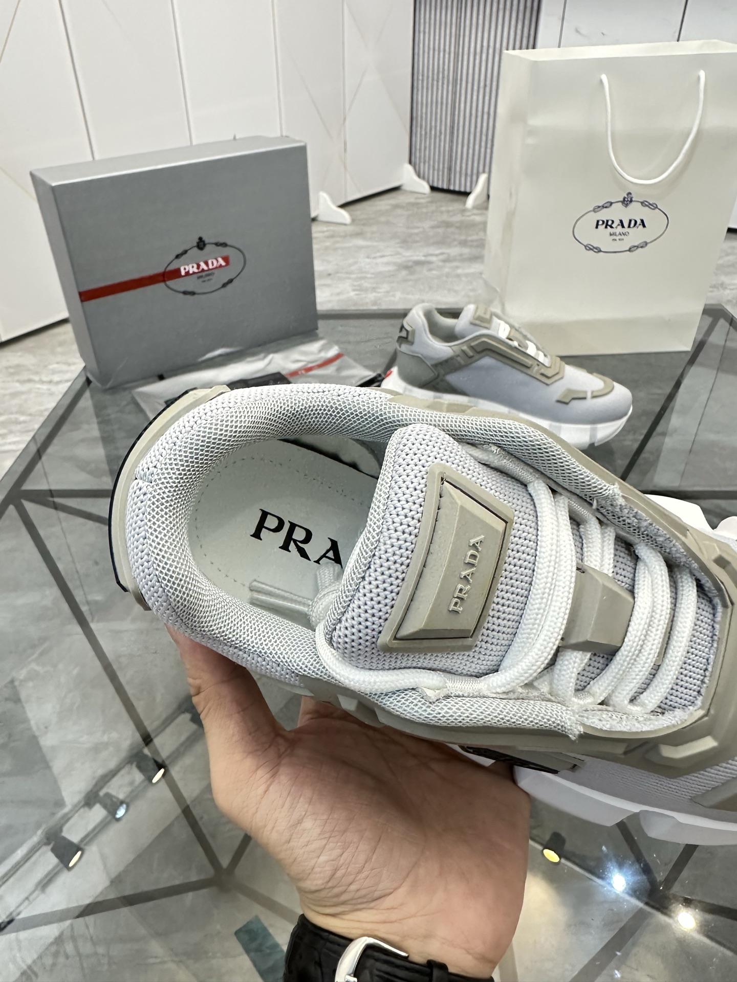 Precio de venta: P270 Artículos de alta gama y máxima calidadMarca: Prada *"Prada*" low-top loafersT