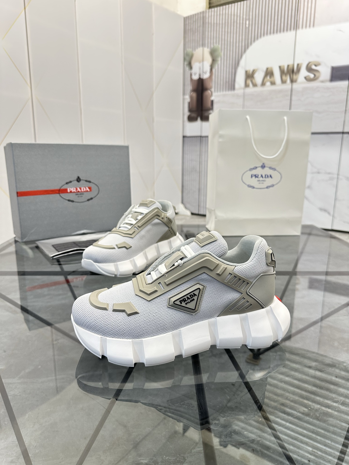 Precio de venta: P270 Artículos de alta gama y máxima calidadMarca: Prada *