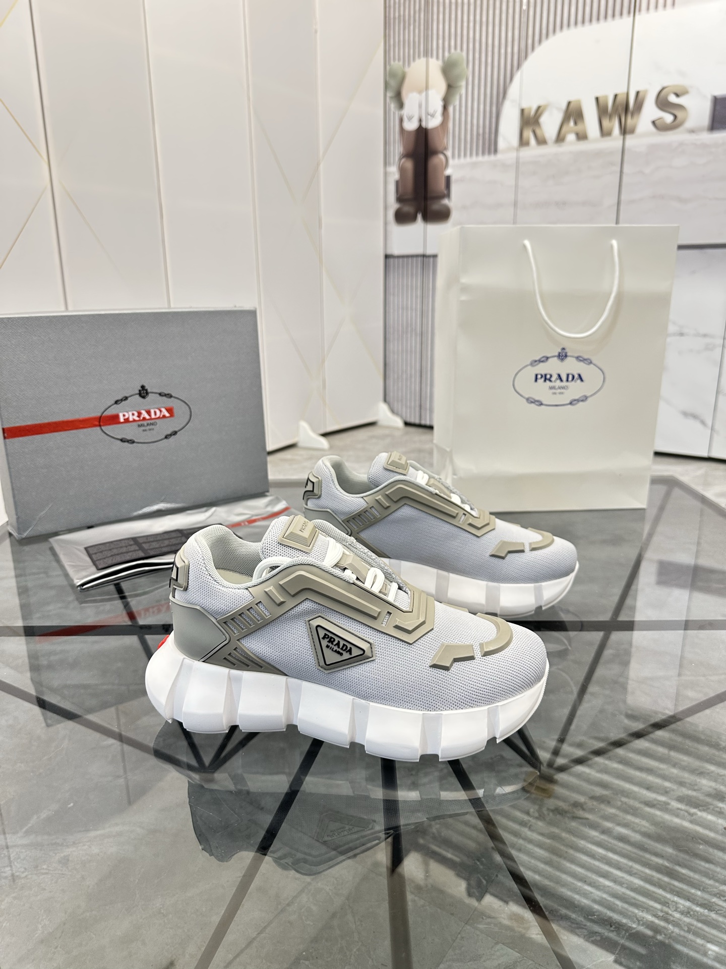 Precio de venta: P270 Artículos de alta gama y máxima calidadMarca: Prada *"Prada*" low-top loafersT