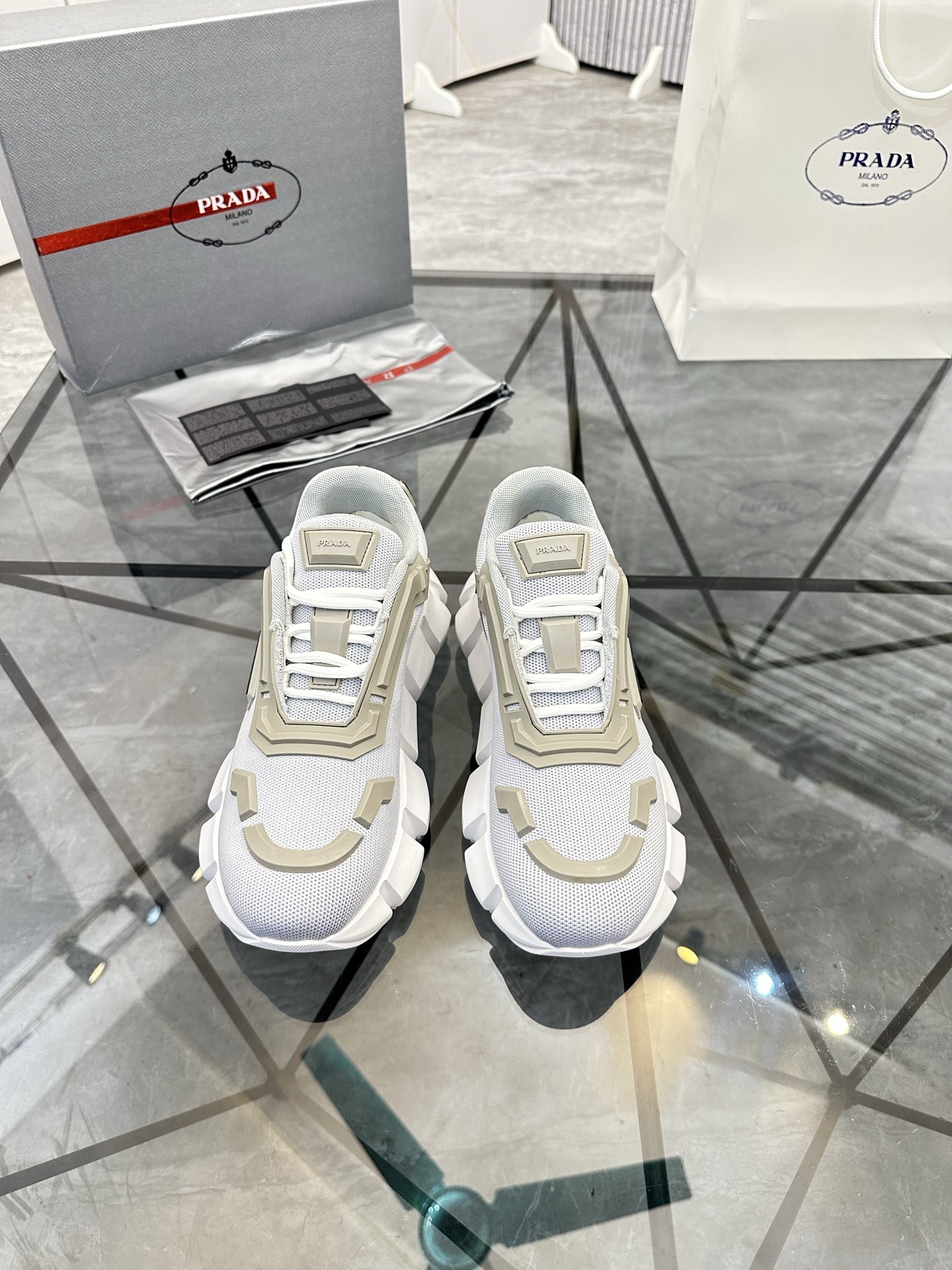 Precio de venta: P270 Artículos de alta gama y máxima calidadMarca: Prada *"Prada*" low-top loafersT