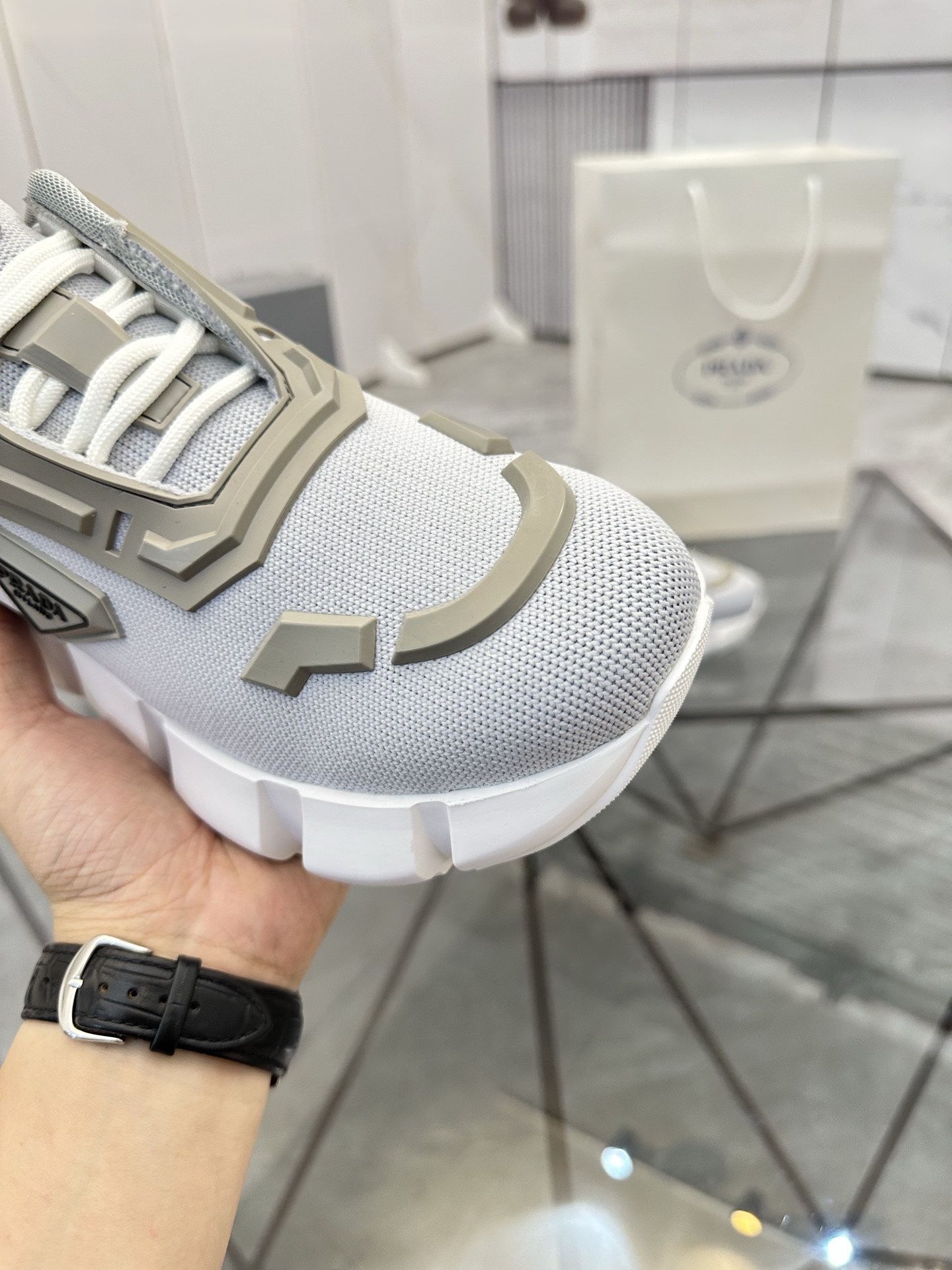 Precio de venta: P270 Artículos de alta gama y máxima calidadMarca: Prada *"Prada*" low-top loafersT