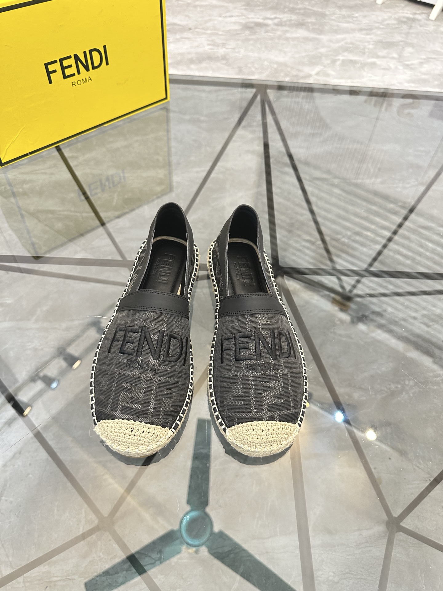 Precio de venta: P180 Marca: Fendi*"Fendi*" Low-top Fisherman's ShoesTalla: 38-44(se puede personali