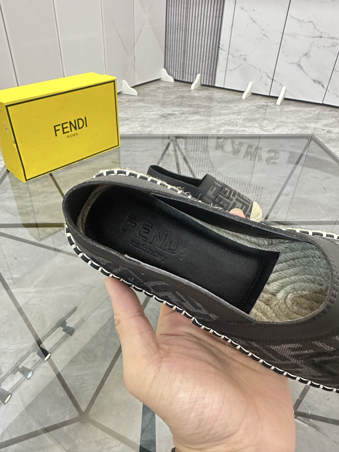 Precio de venta: P180 Marca: Fendi*"Fendi*" Low-top Fisherman's ShoesTalla: 38-44(se puede personali