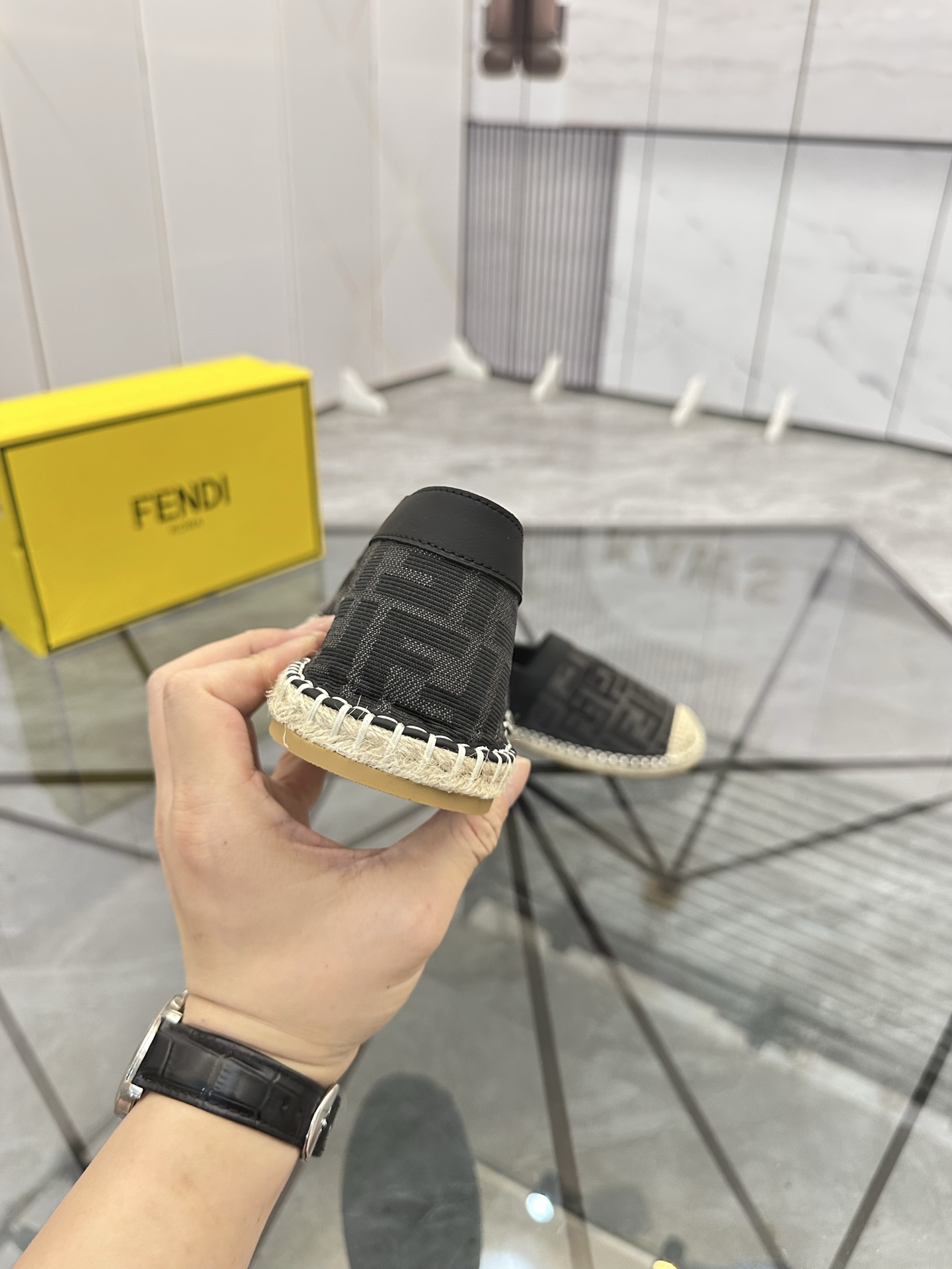 Precio de venta: P180 Marca: Fendi*"Fendi*" Low-top Fisherman's ShoesTalla: 38-44(se puede personali