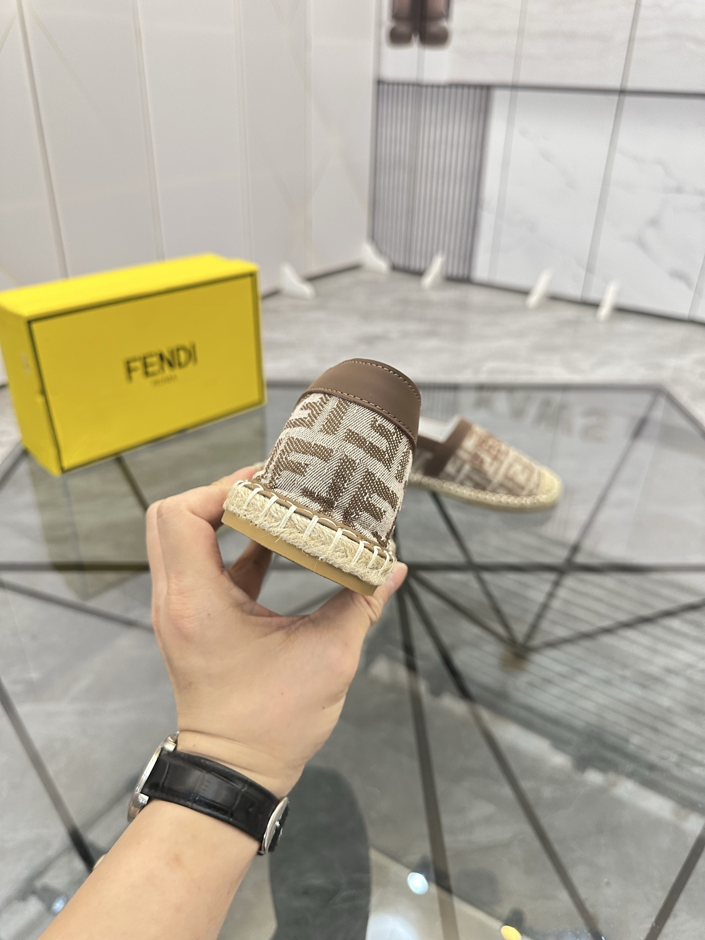 Precio de venta: P180 Marca: Fendi*"Fendi*" Low-top Fisherman's ShoesTalla: 38-44(se puede personali