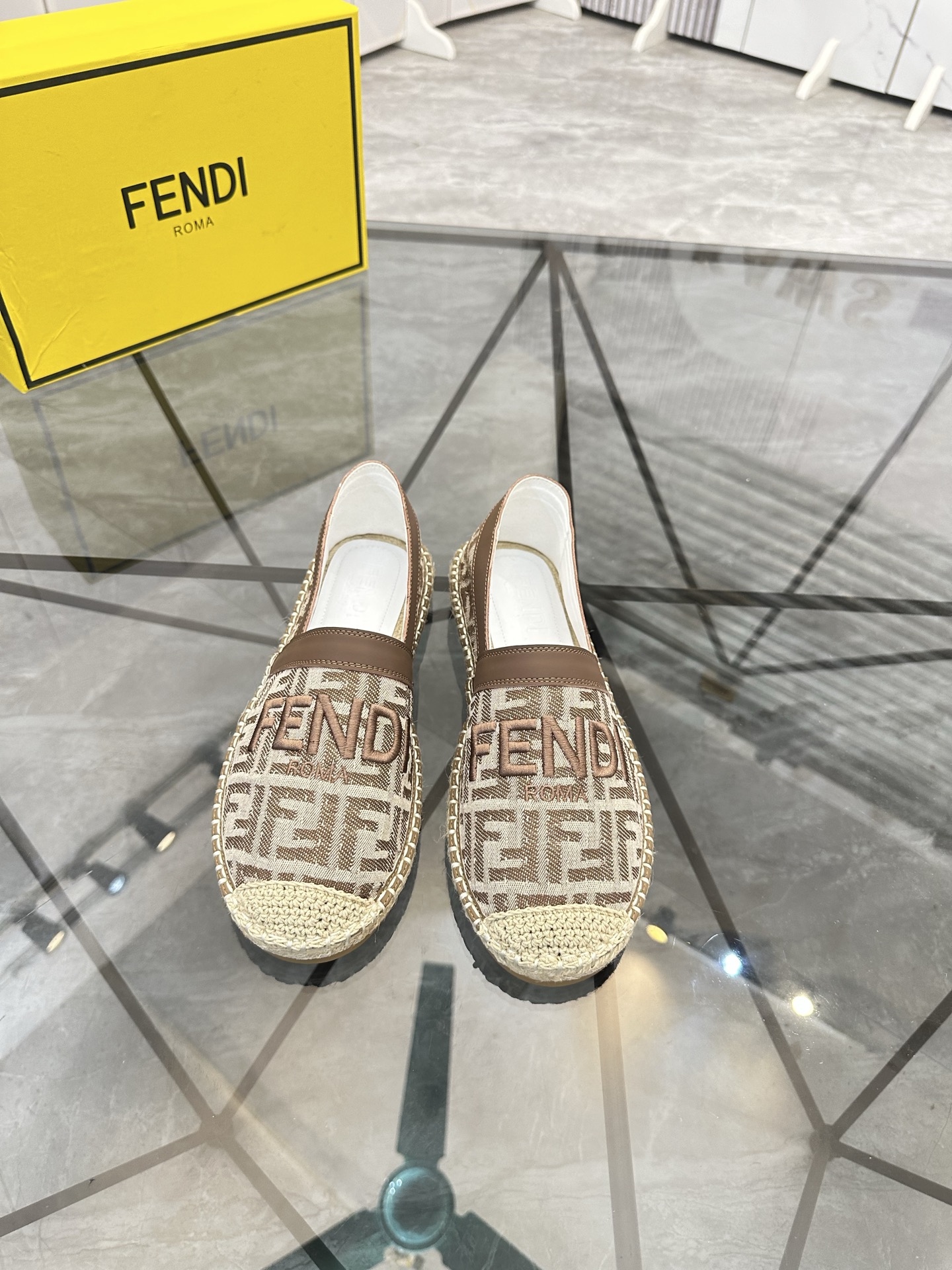 Precio de venta: P180 Marca: Fendi*"Fendi*" Low-top Fisherman's ShoesTalla: 38-44(se puede personali