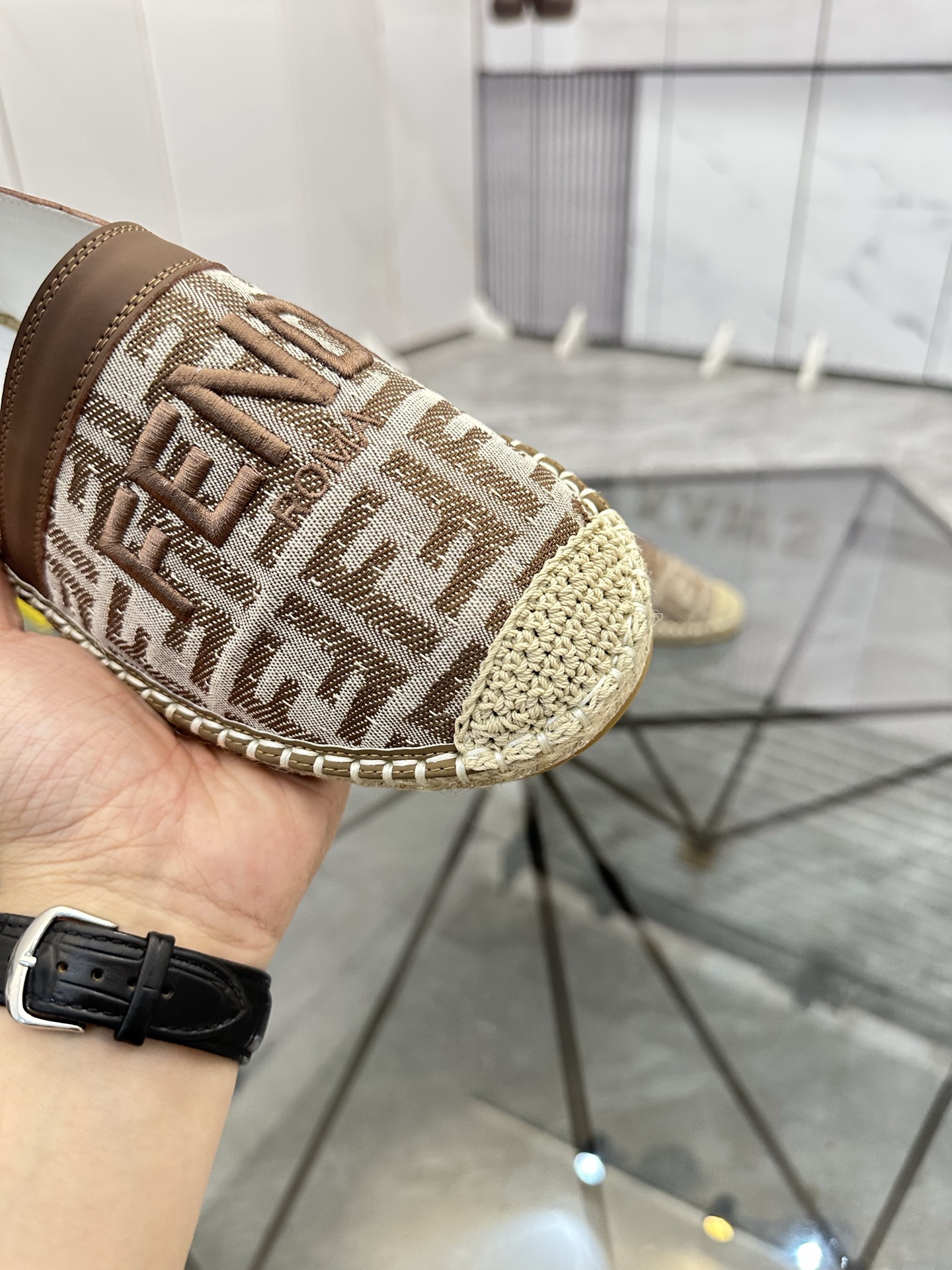Precio de venta: P180 Marca: Fendi*"Fendi*" Low-top Fisherman's ShoesTalla: 38-44(se puede personali