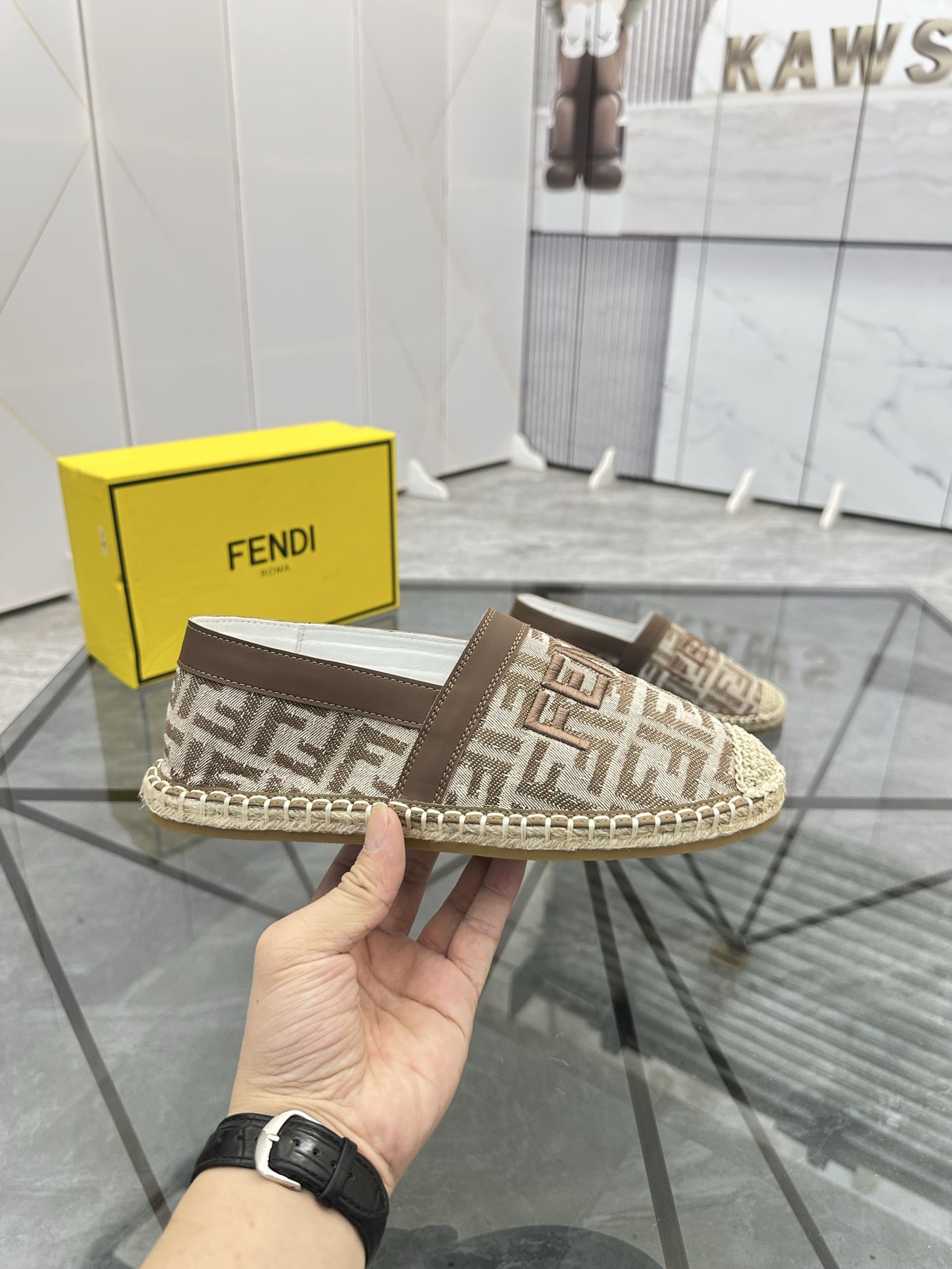 Precio de venta: P180 Marca: Fendi*"Fendi*" Low-top Fisherman's ShoesTalla: 38-44(se puede personali