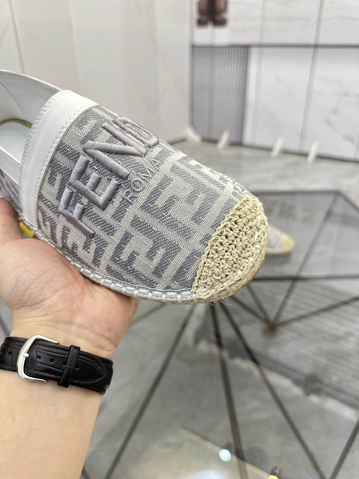 Precio de venta: P180 Marca: Fendi*"Fendi*" Low-top Fisherman's ShoesTalla: 38-44(se puede personali