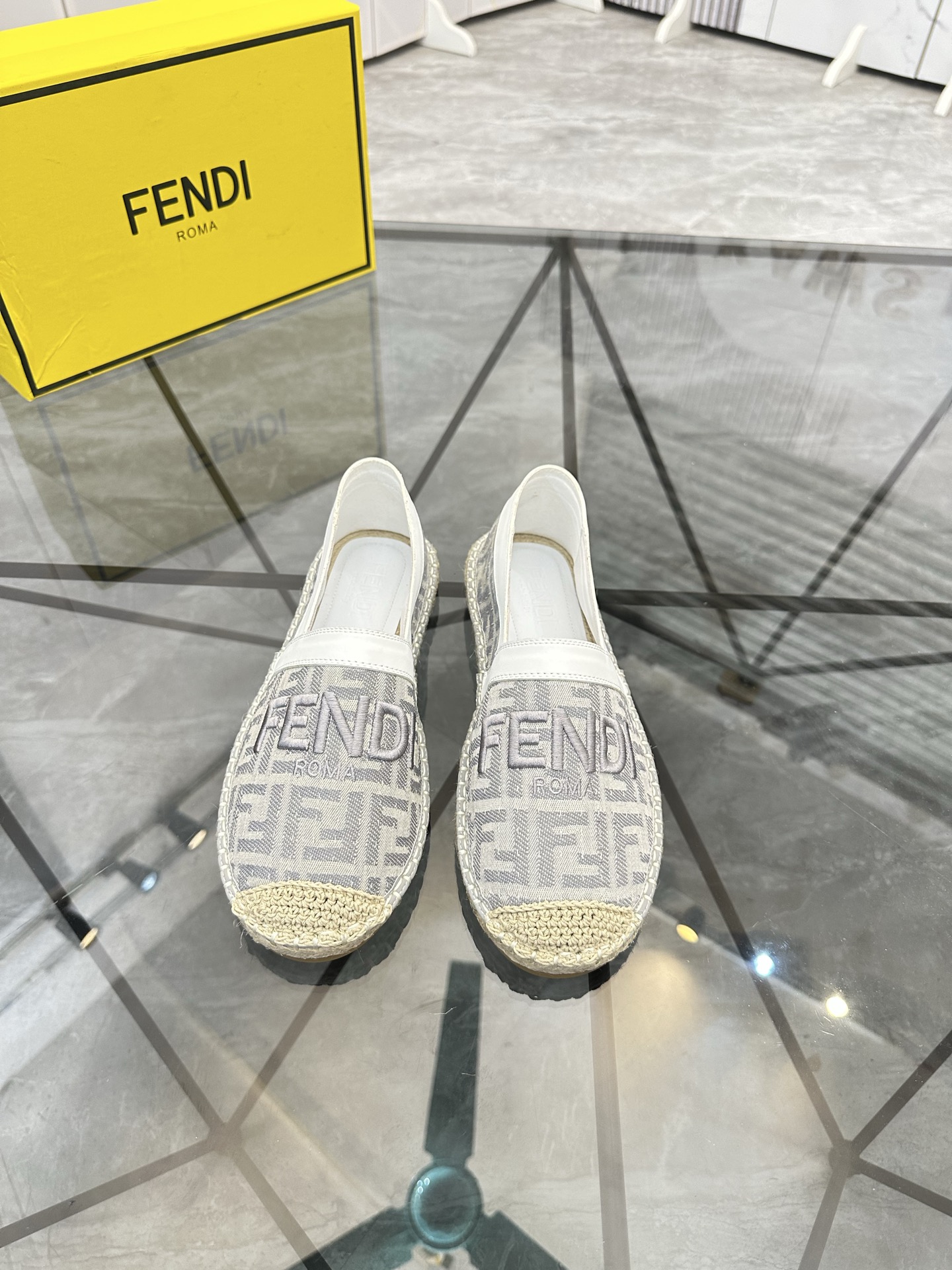 Precio de venta: P180 Marca: Fendi*"Fendi*" Low-top Fisherman's ShoesTalla: 38-44(se puede personali