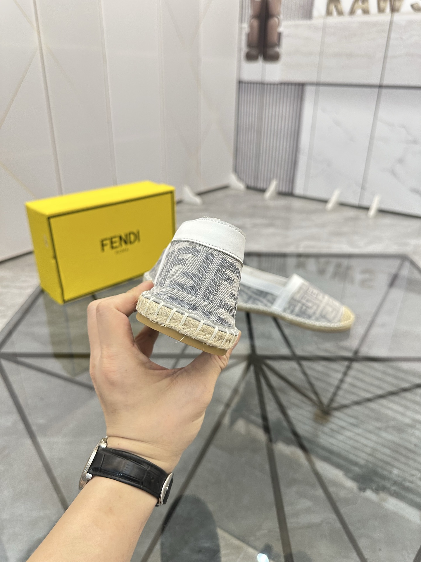 Precio de venta: P180 Marca: Fendi*"Fendi*" Low-top Fisherman's ShoesTalla: 38-44(se puede personali