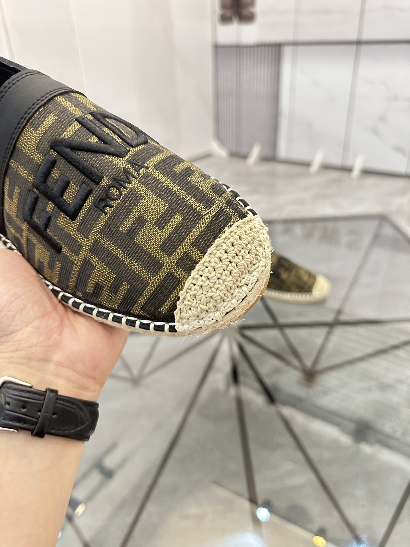 Precio de venta: P180 Marca: Fendi*"Fendi*" Low-top Fisherman's ShoesTalla: 38-44(se puede personali