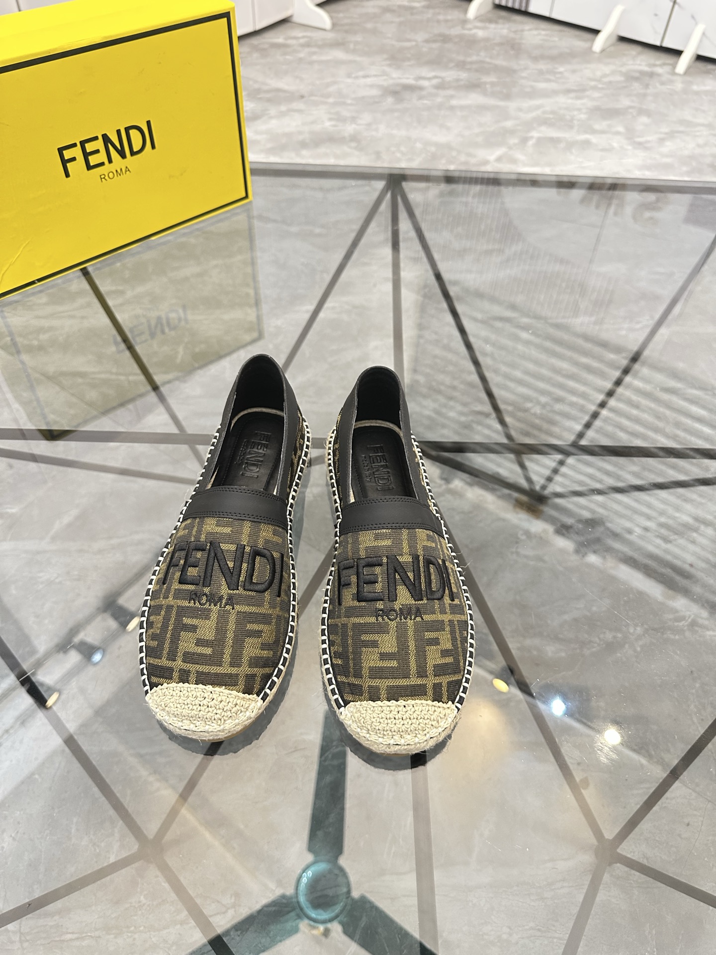 Precio de venta: P180 Marca: Fendi*"Fendi*" Low-top Fisherman's ShoesTalla: 38-44(se puede personali