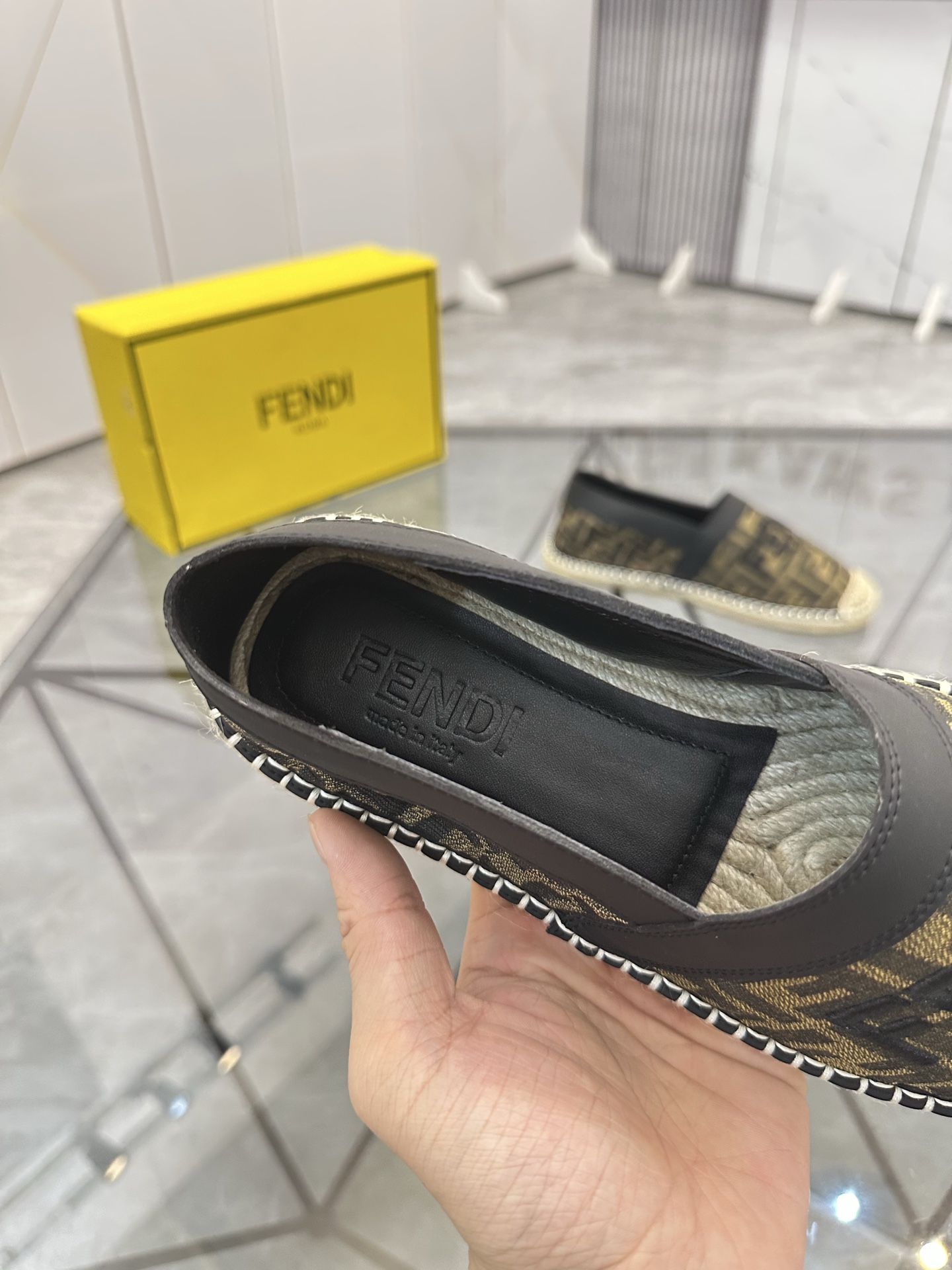 Precio de venta: P180 Marca: Fendi*"Fendi*" Low-top Fisherman's ShoesTalla: 38-44(se puede personali