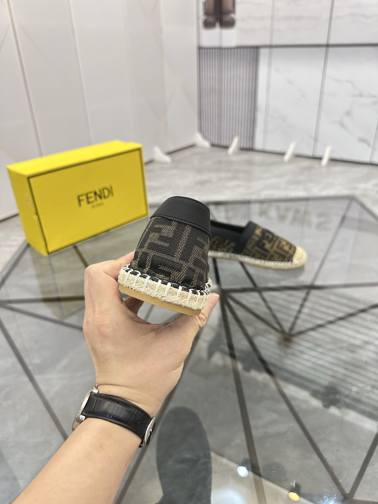 Precio de venta: P180 Marca: Fendi*"Fendi*" Low-top Fisherman's ShoesTalla: 38-44(se puede personali