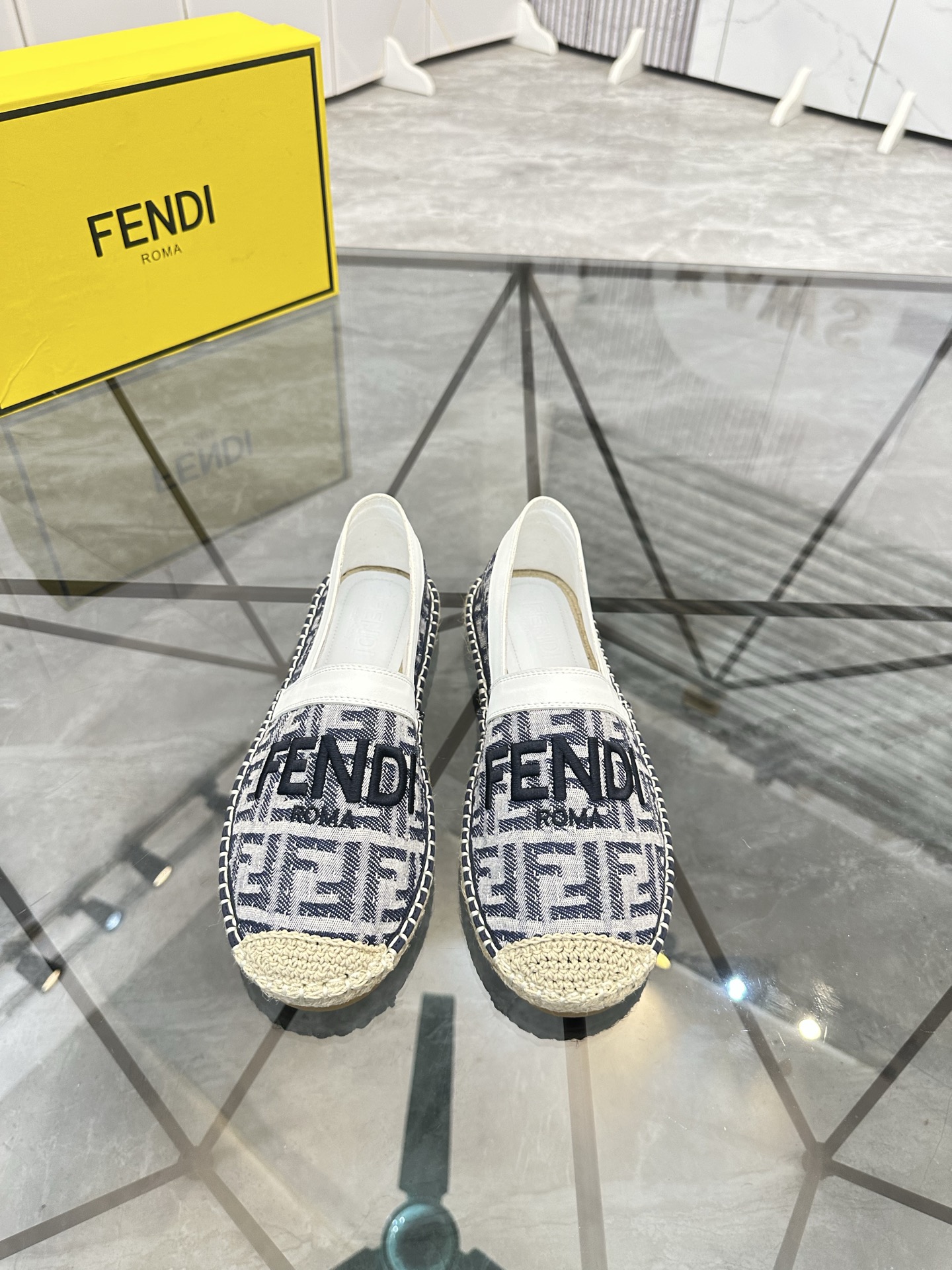 Precio de venta: P180 Marca: Fendi*"Fendi*" Low-top Fisherman's ShoesTalla: 38-44(se puede personali