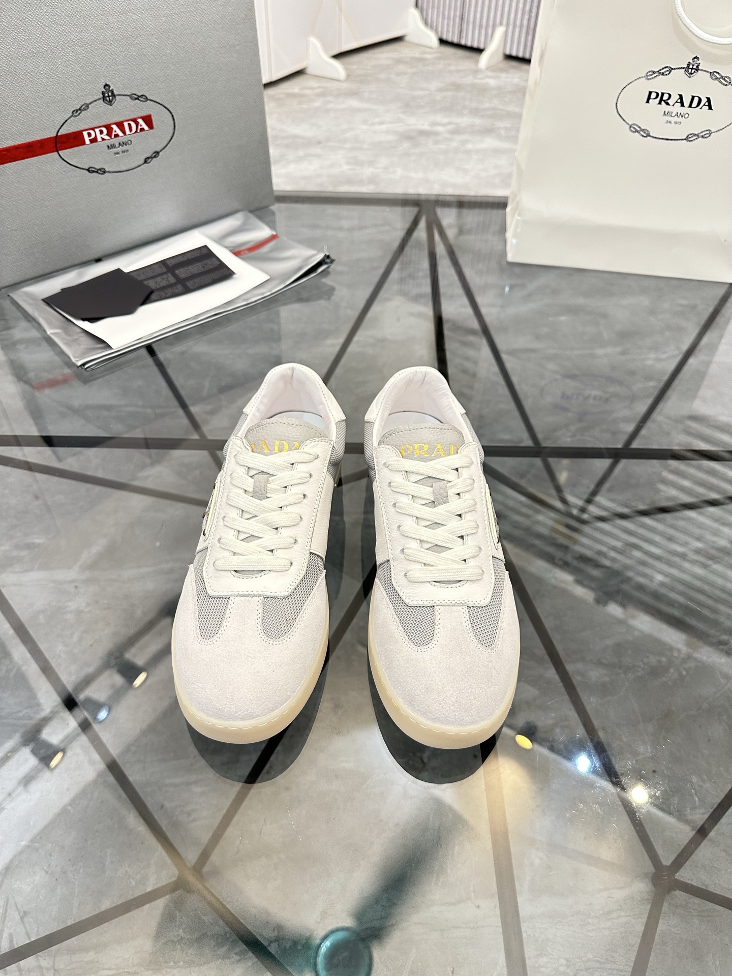 Precio de venta: P250 Calidad superior de gama altaMarca: Prada *"Prada*" mocasines de caña bajaTall