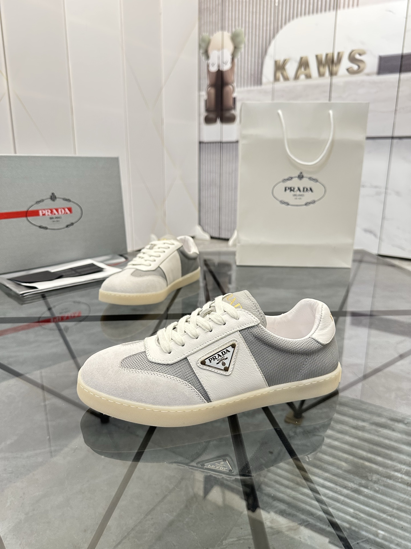 Precio de venta: P250 Calidad superior de gama altaMarca: Prada *