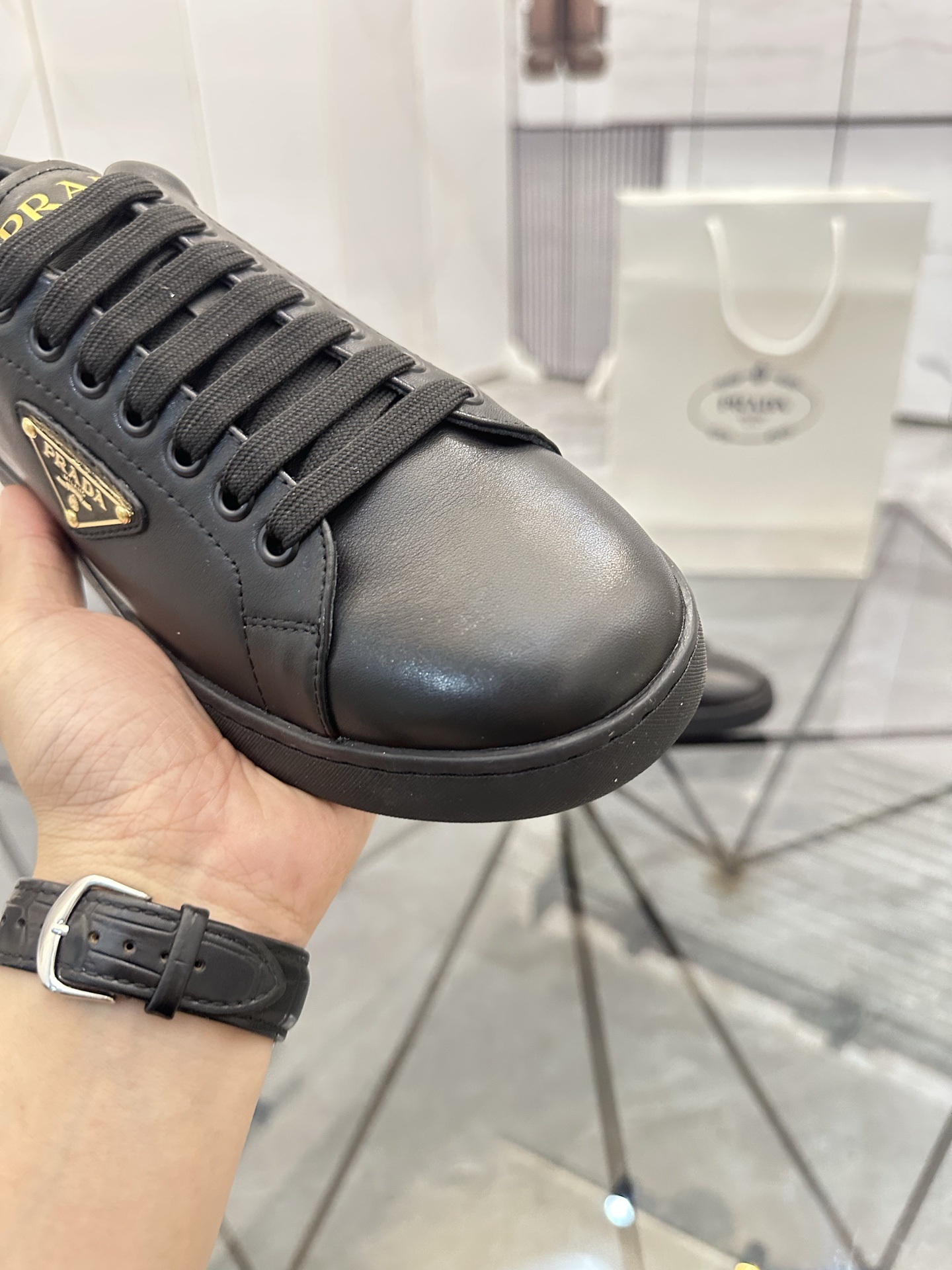 Precio de venta: P250 Artículos de gama alta y calidad superiorMarca: Prada *"Prada*" lowtop loafers