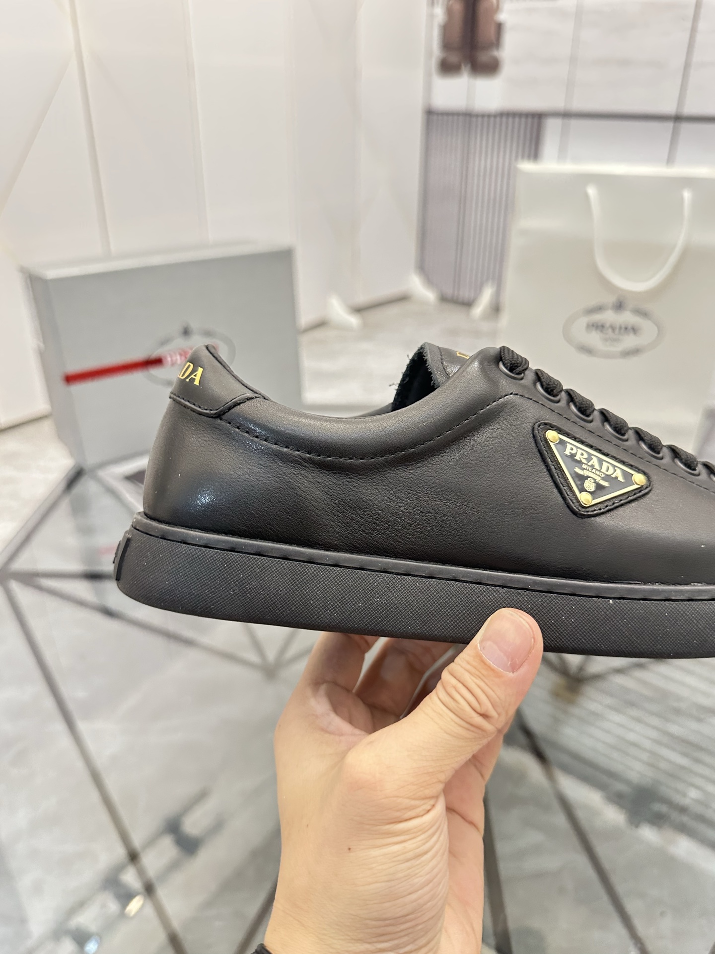 Precio de venta: P250 Artículos de gama alta y calidad superiorMarca: Prada *"Prada*" lowtop loafers