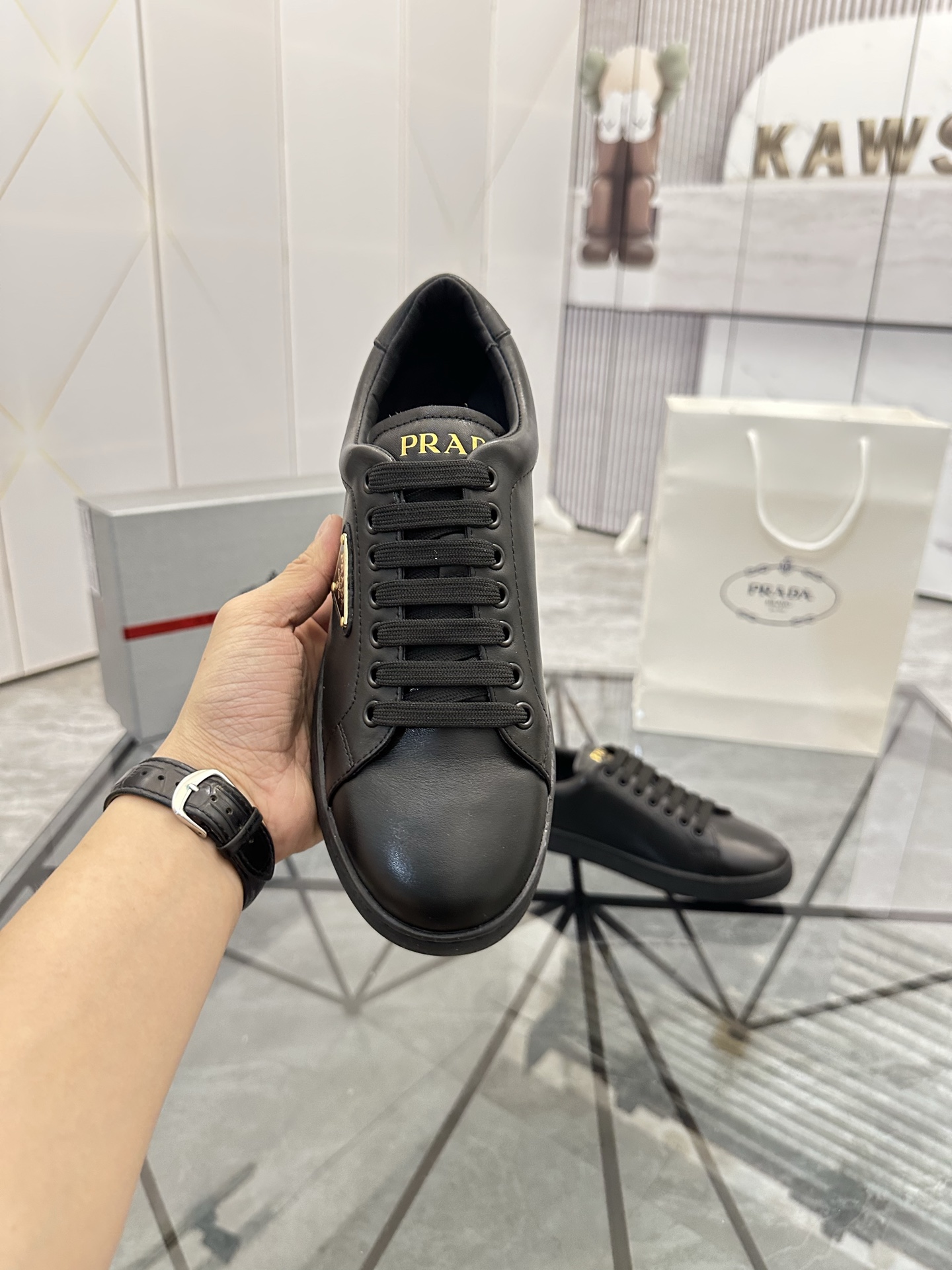 Precio de venta: P250 Artículos de gama alta y calidad superiorMarca: Prada *"Prada*" lowtop loafers