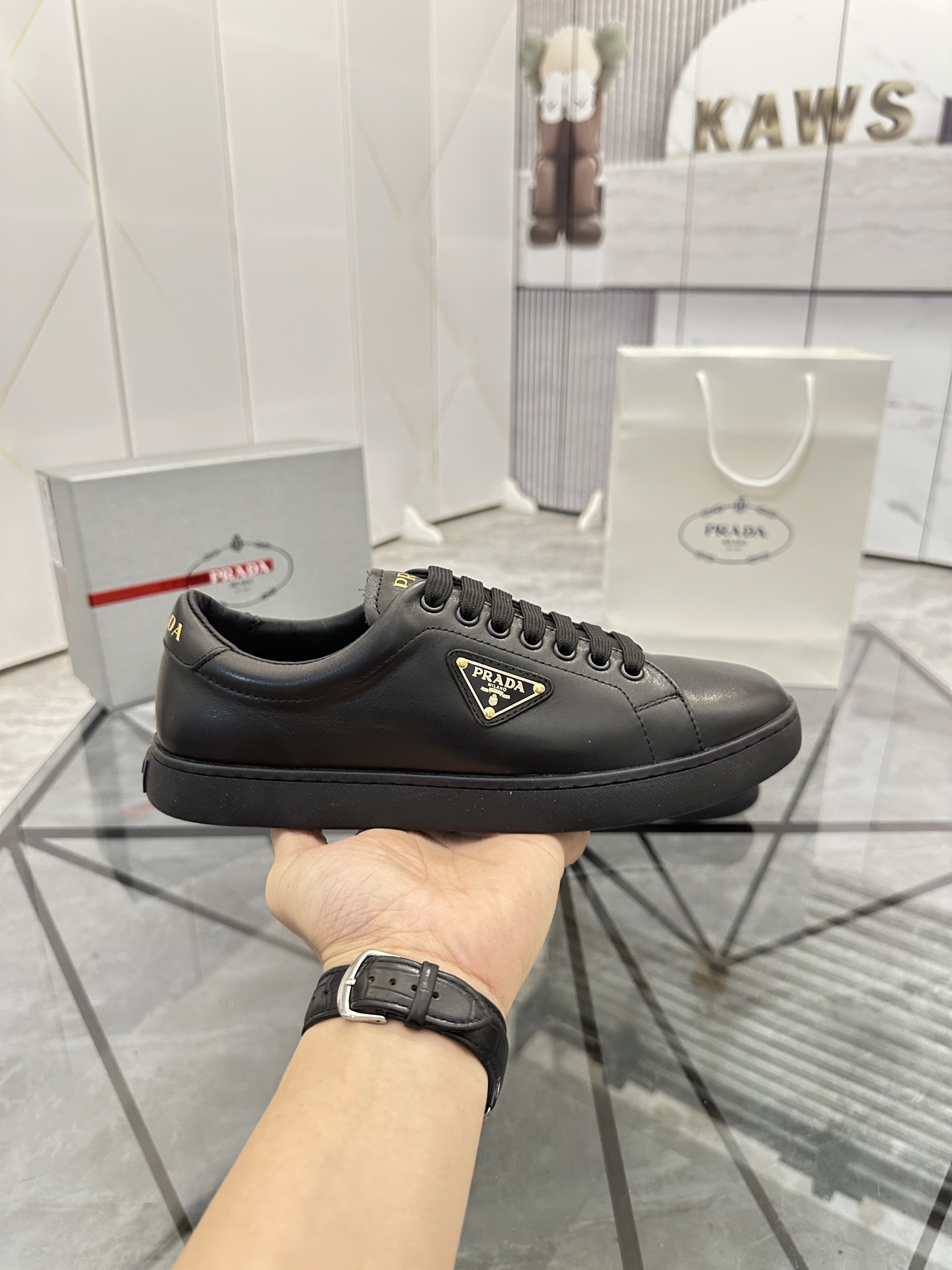 Precio de venta: P250 Artículos de gama alta y calidad superiorMarca: Prada *"Prada*" lowtop loafers