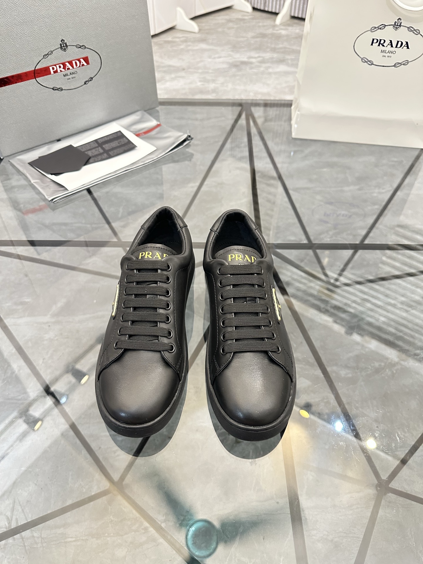 Precio de venta: P250 Artículos de gama alta y calidad superiorMarca: Prada *"Prada*" lowtop loafers