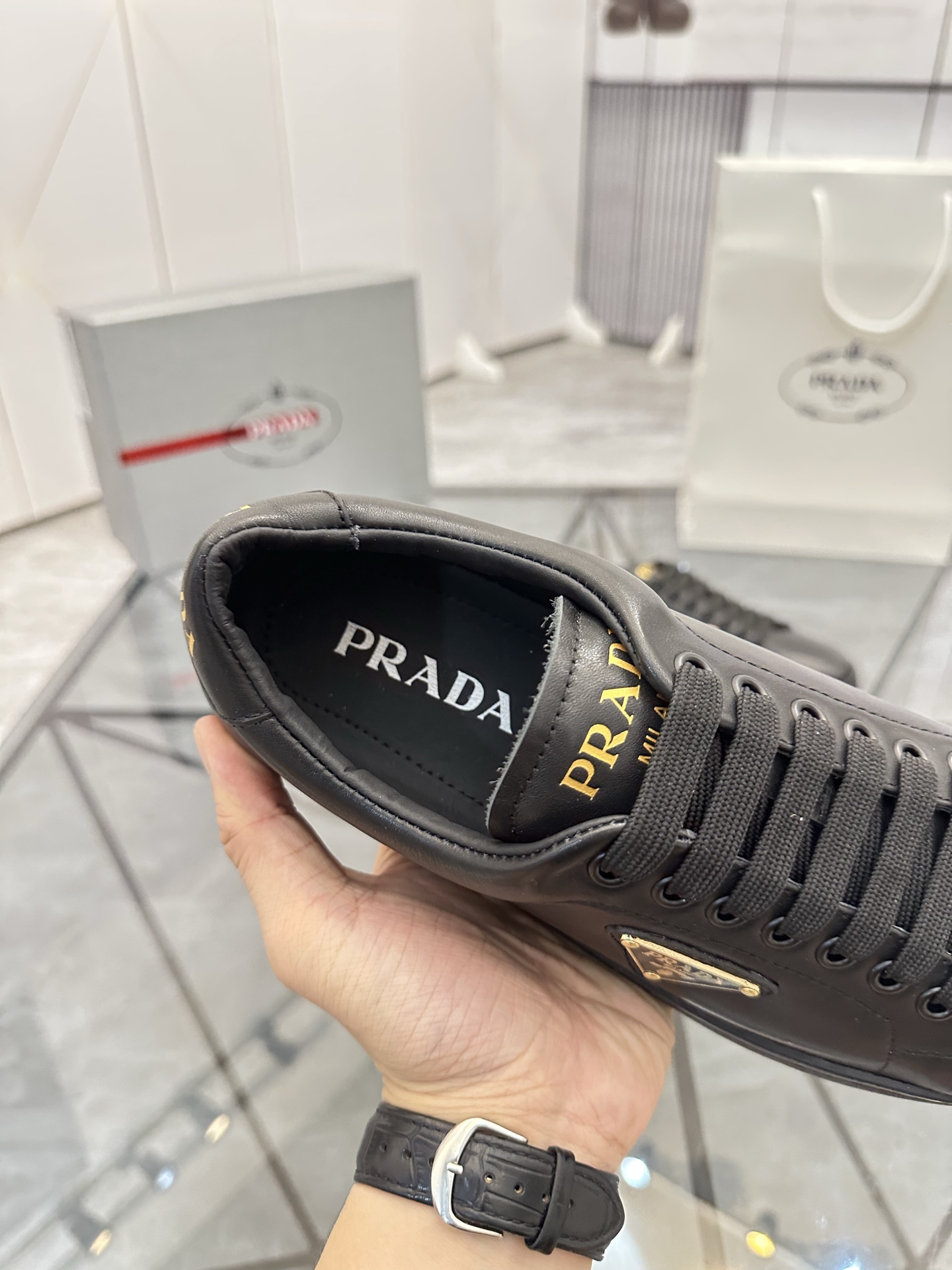 Precio de venta: P250 Artículos de gama alta y calidad superiorMarca: Prada *"Prada*" lowtop loafers
