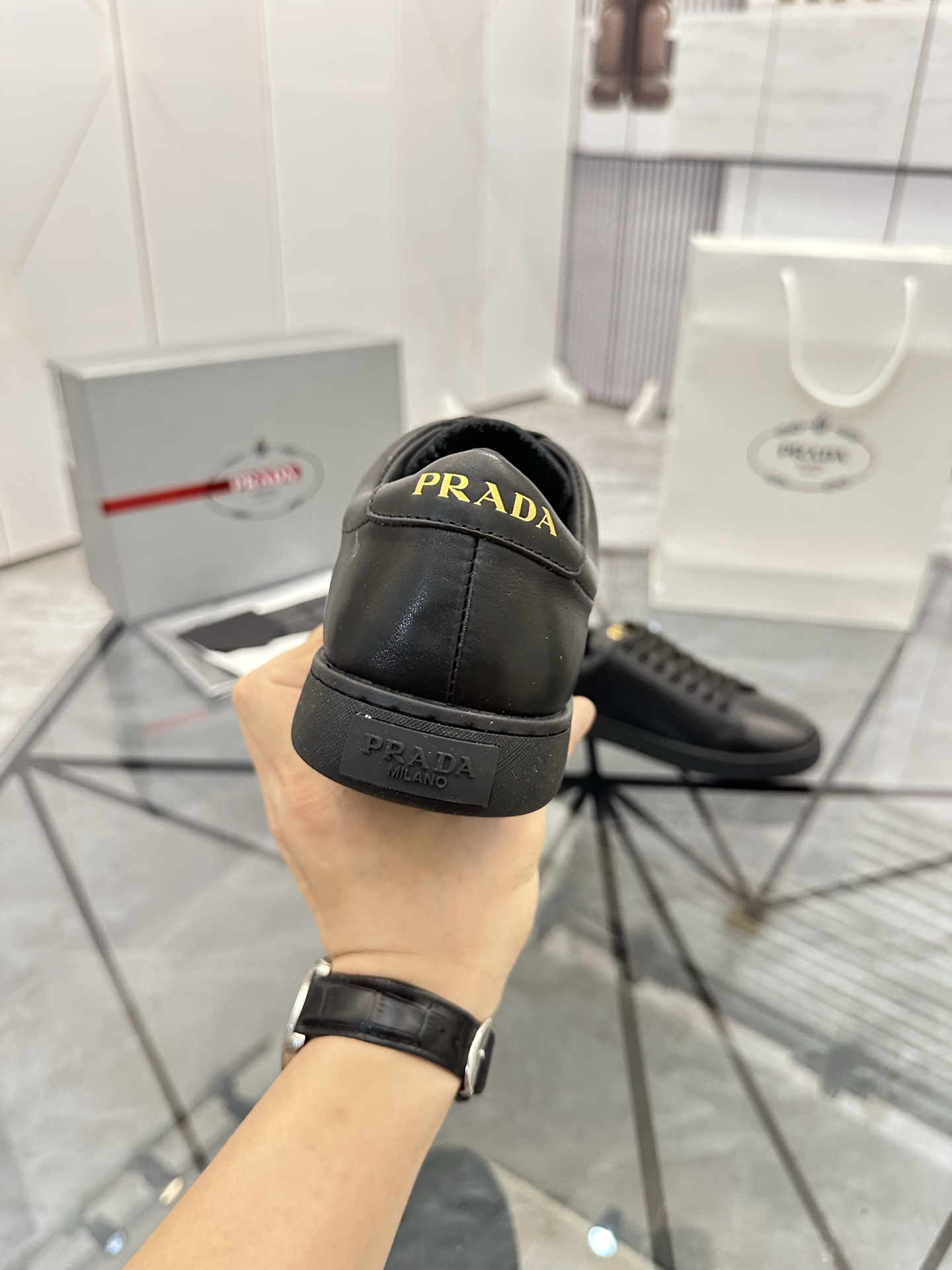 Precio de venta: P250 Artículos de gama alta y calidad superiorMarca: Prada *"Prada*" lowtop loafers