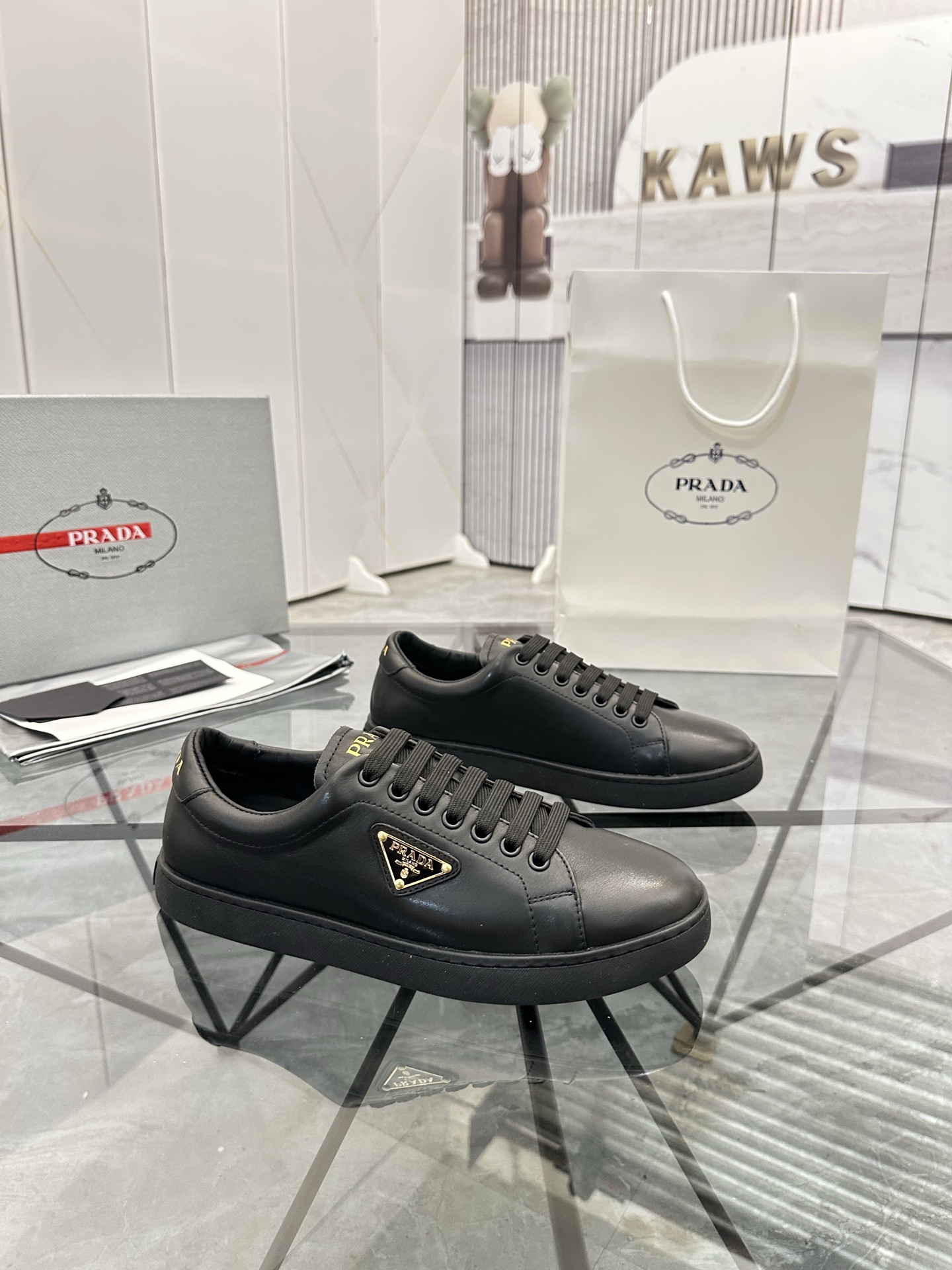 Precio de venta: P250 Artículos de gama alta y calidad superiorMarca: Prada *"Prada*" lowtop loafers