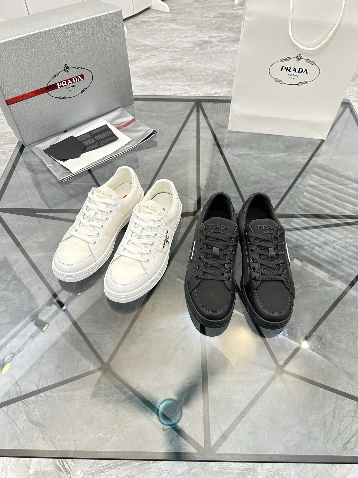 Precio de venta: P250 Calidad superior de gama altaMarca: Prada *"Prada*" mocasines de caña bajaTall